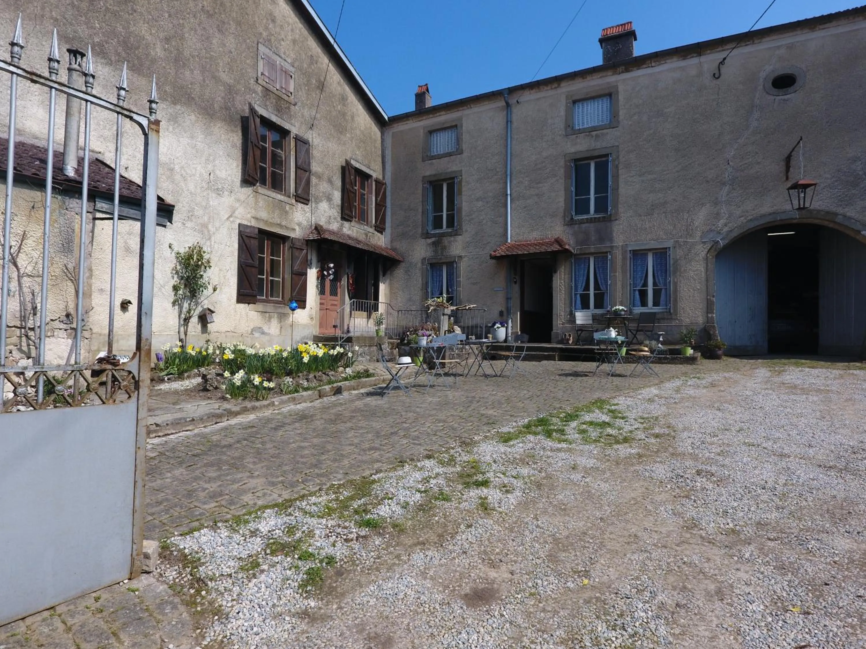 Property building in La Maison du Notaire - Chambre d'Hôtes - Huisdieren welkom