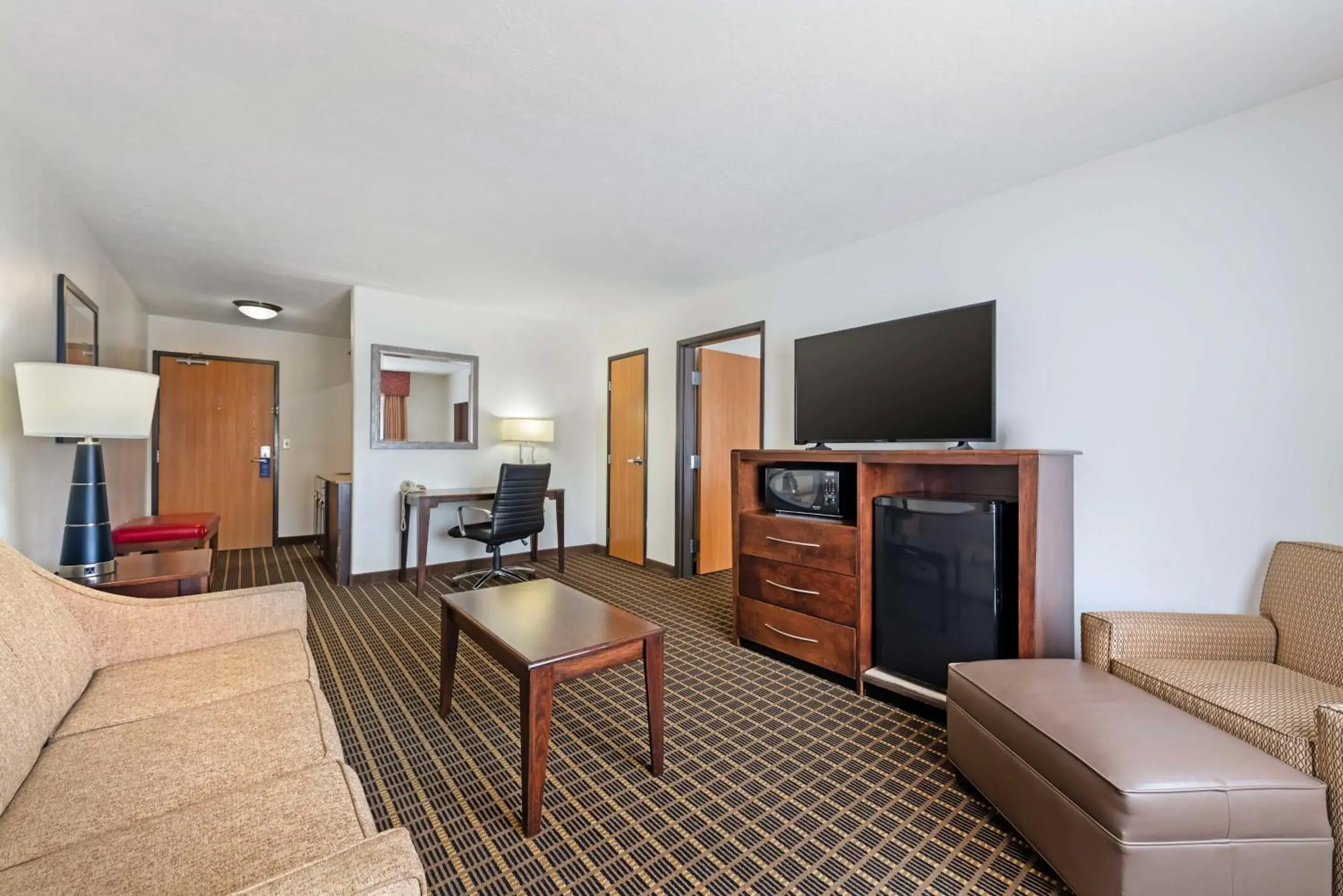 One-Bedroom King Suite with Sofa Bed and Wet Bar - Non-Smoking in Best Western Plus Eagleridge Inn & Suites One-Bedroom King Suite with Sofa Bed and Wet Bar - Non-Smoking in Best Western Plus Eagleridge Inn & Suites