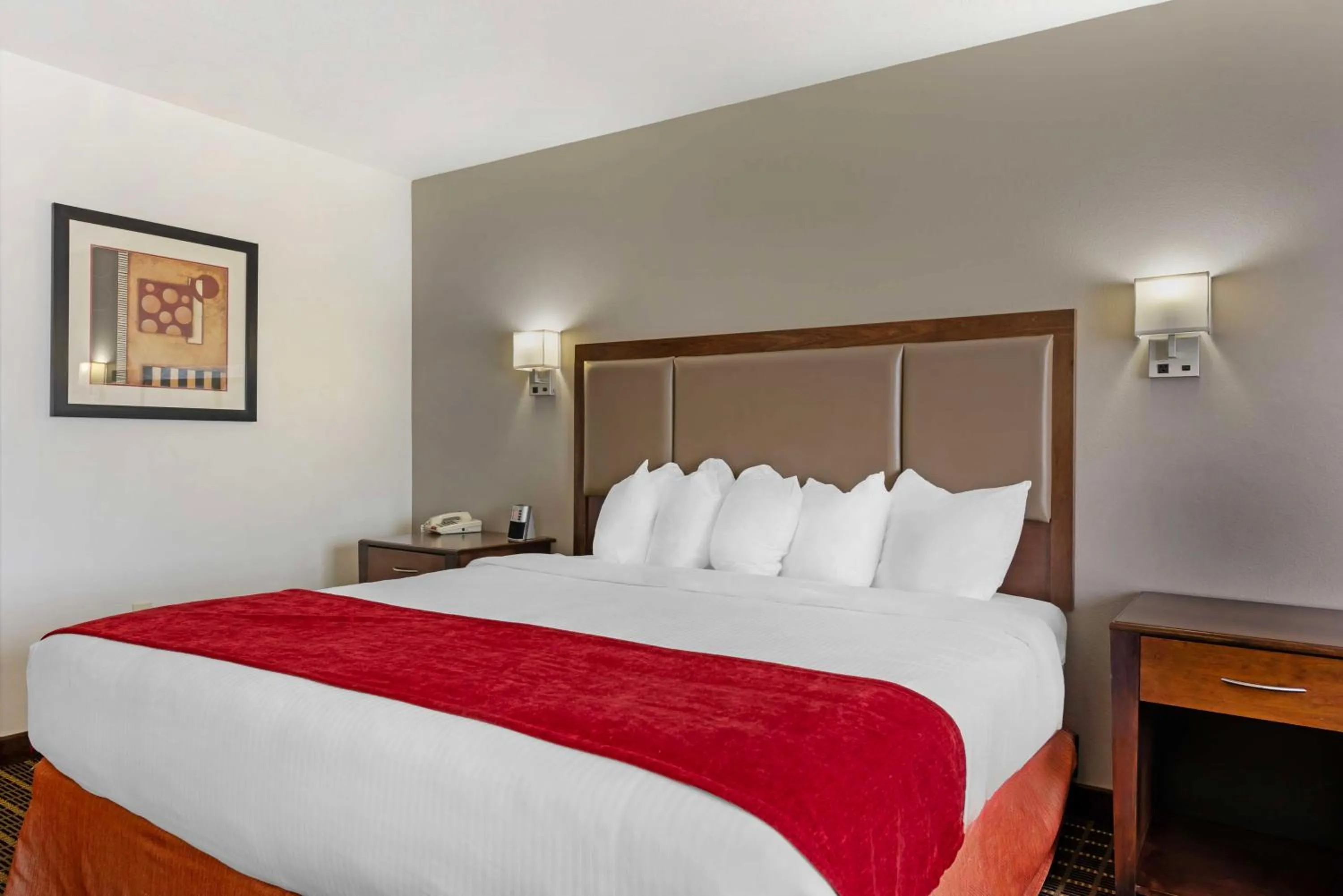 Bedroom, Bed in Best Western Plus Eagleridge Inn & Suites