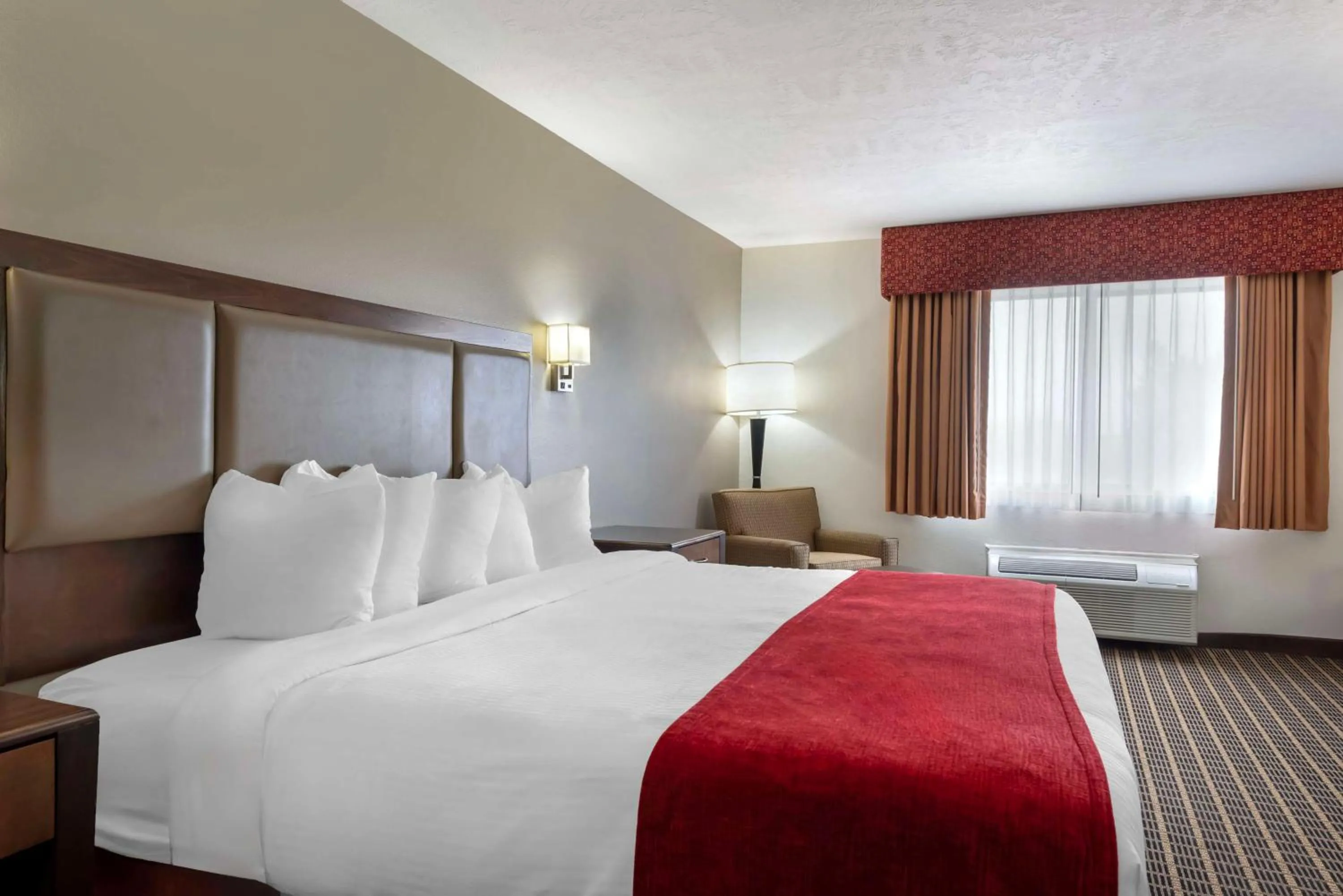 Bedroom, Bed in Best Western Plus Eagleridge Inn & Suites