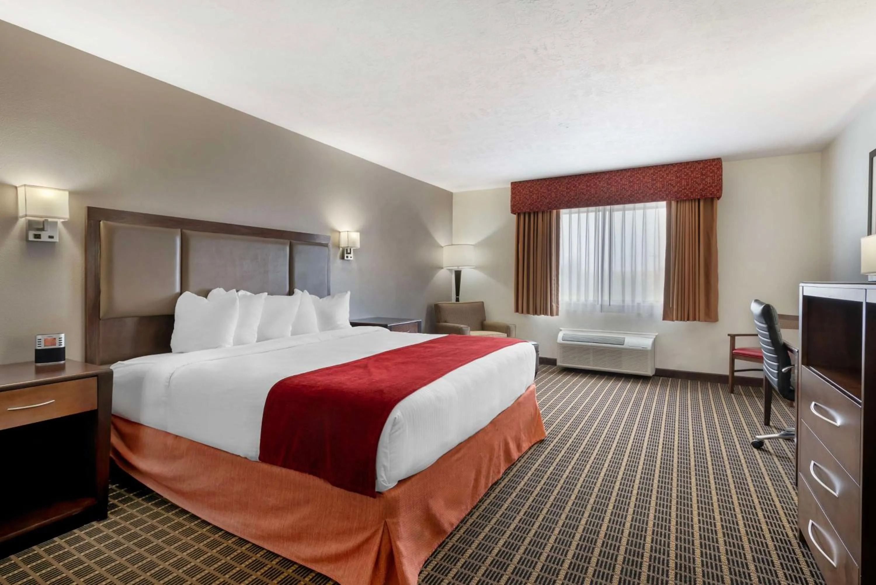 Bedroom, Bed in Best Western Plus Eagleridge Inn & Suites