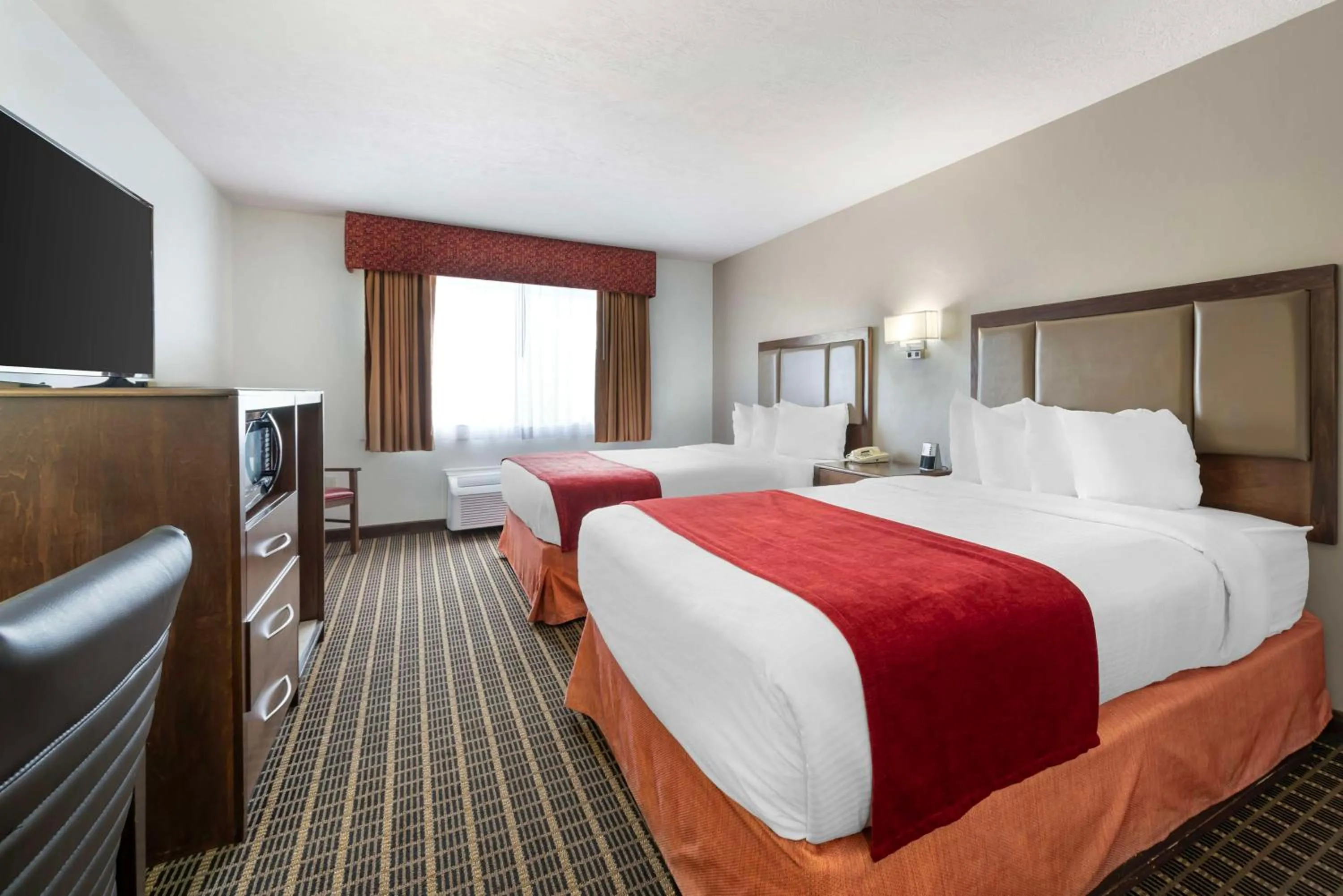 Bedroom, Bed in Best Western Plus Eagleridge Inn & Suites