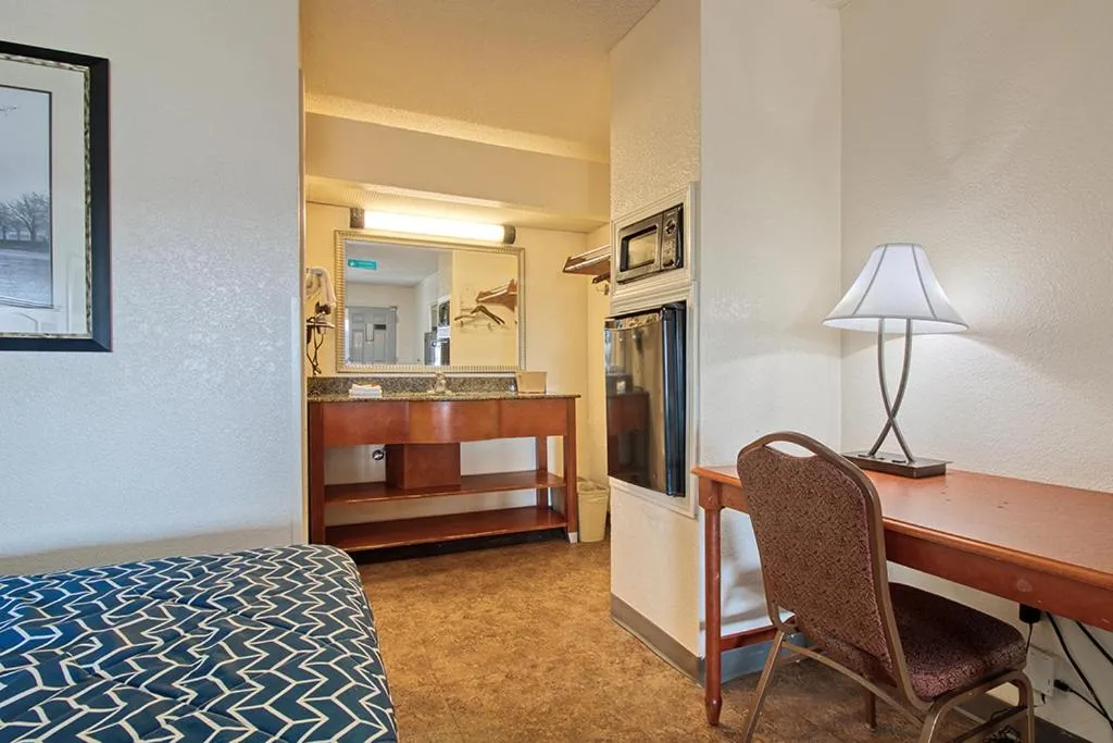 minibar, Bed in Regency Inn & Suites