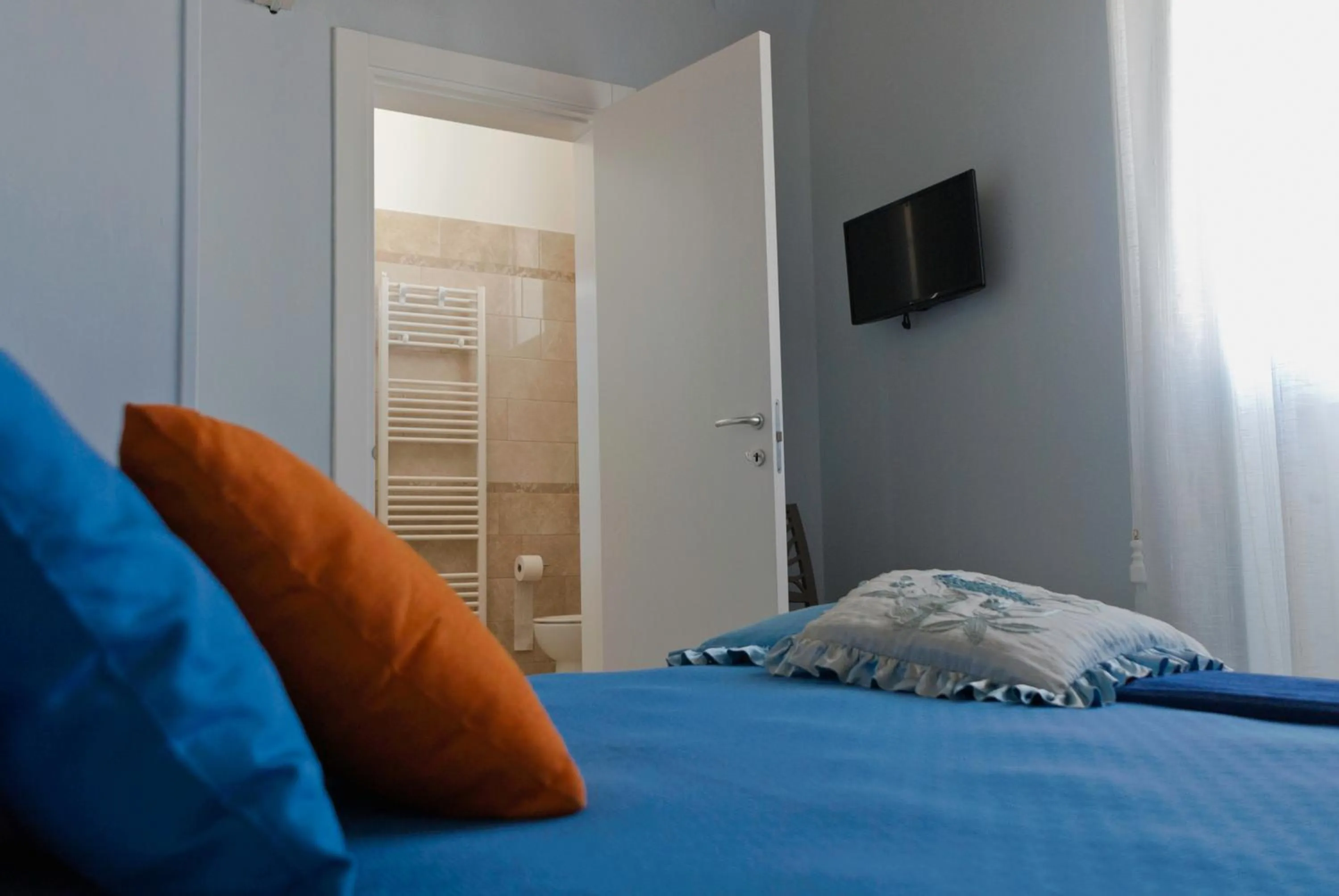 Shower, Bed in B&B Mamma Carolina