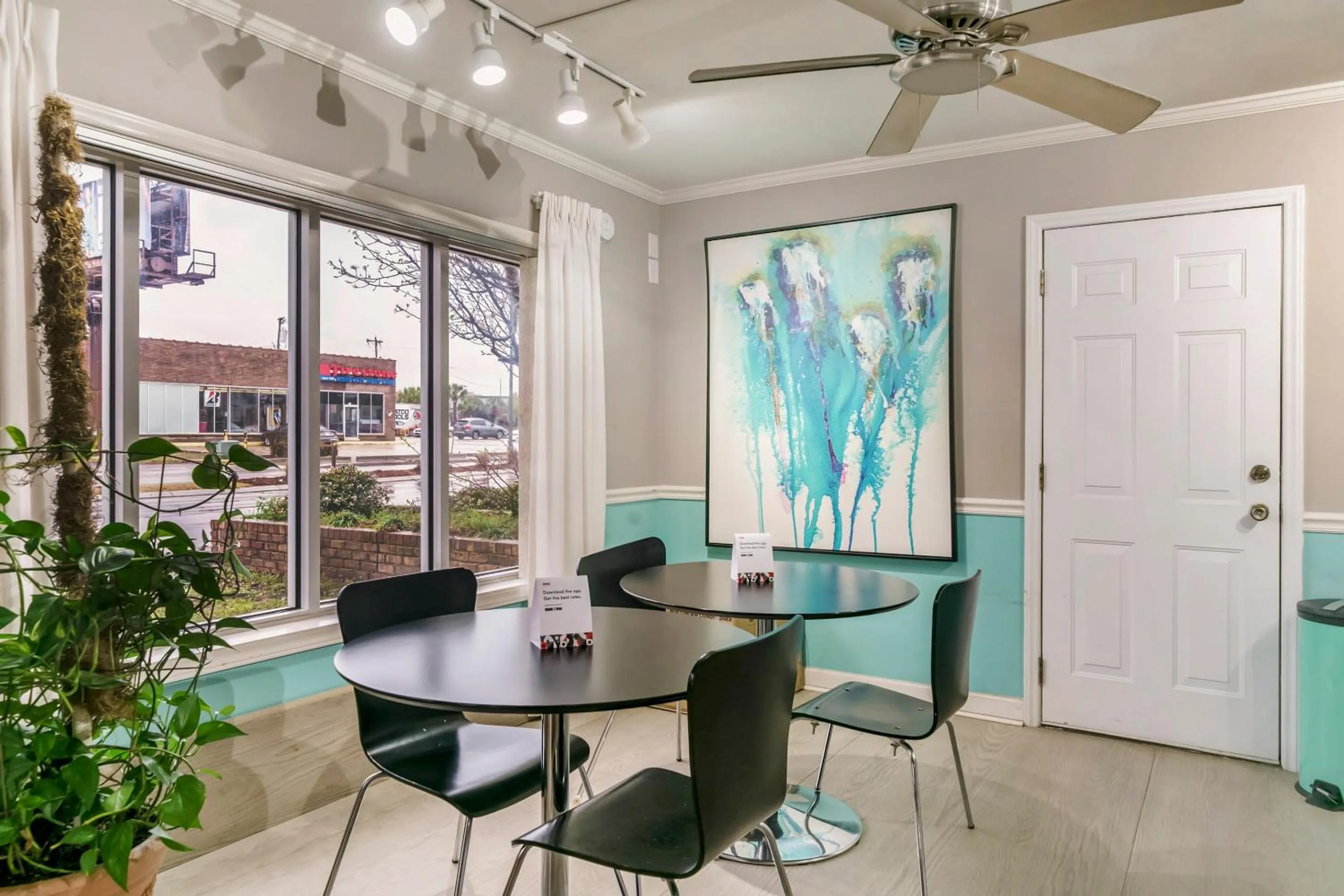 Dining area in OYO Hotel Myrtle Beach Kings Hwy