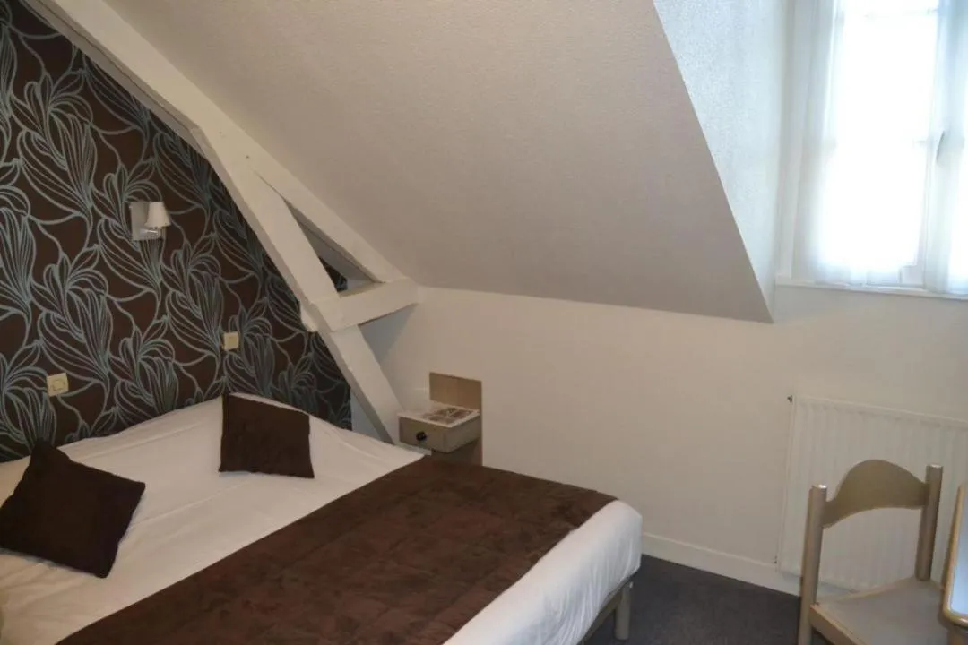 Bed in Hôtel L'Espérance Vitré