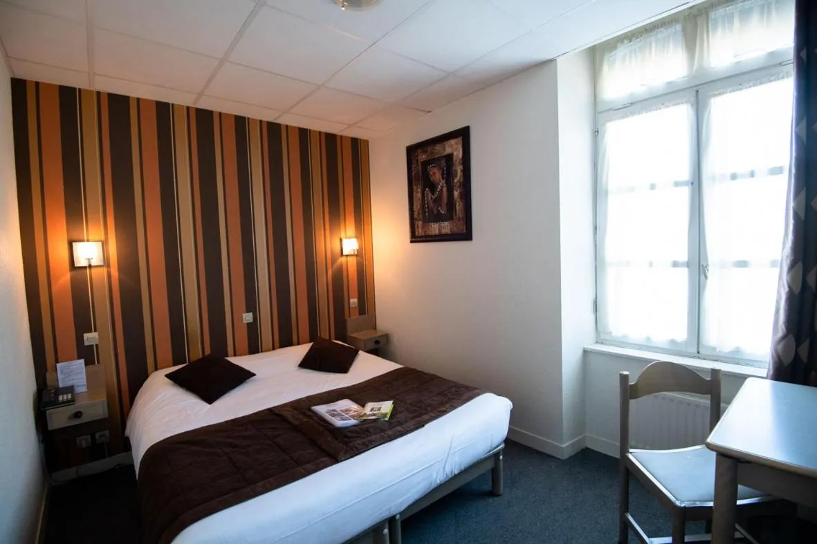 Bed in Hôtel L'Espérance Vitré