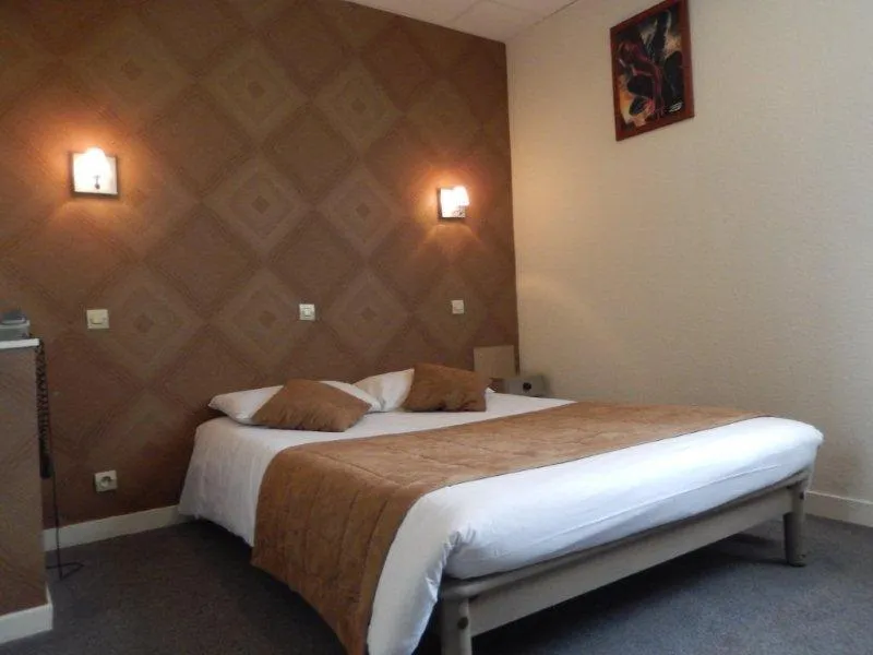 Bed in Hôtel L'Espérance Vitré
