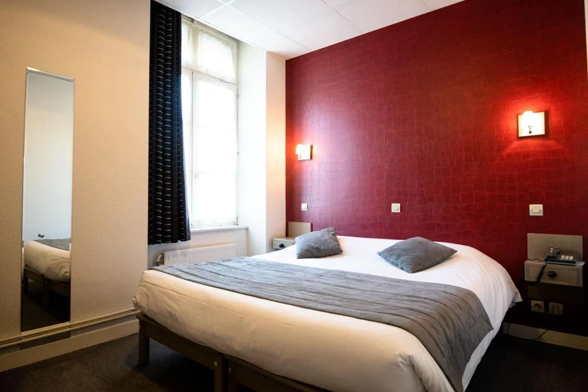 Bed in Hôtel L'Espérance Vitré