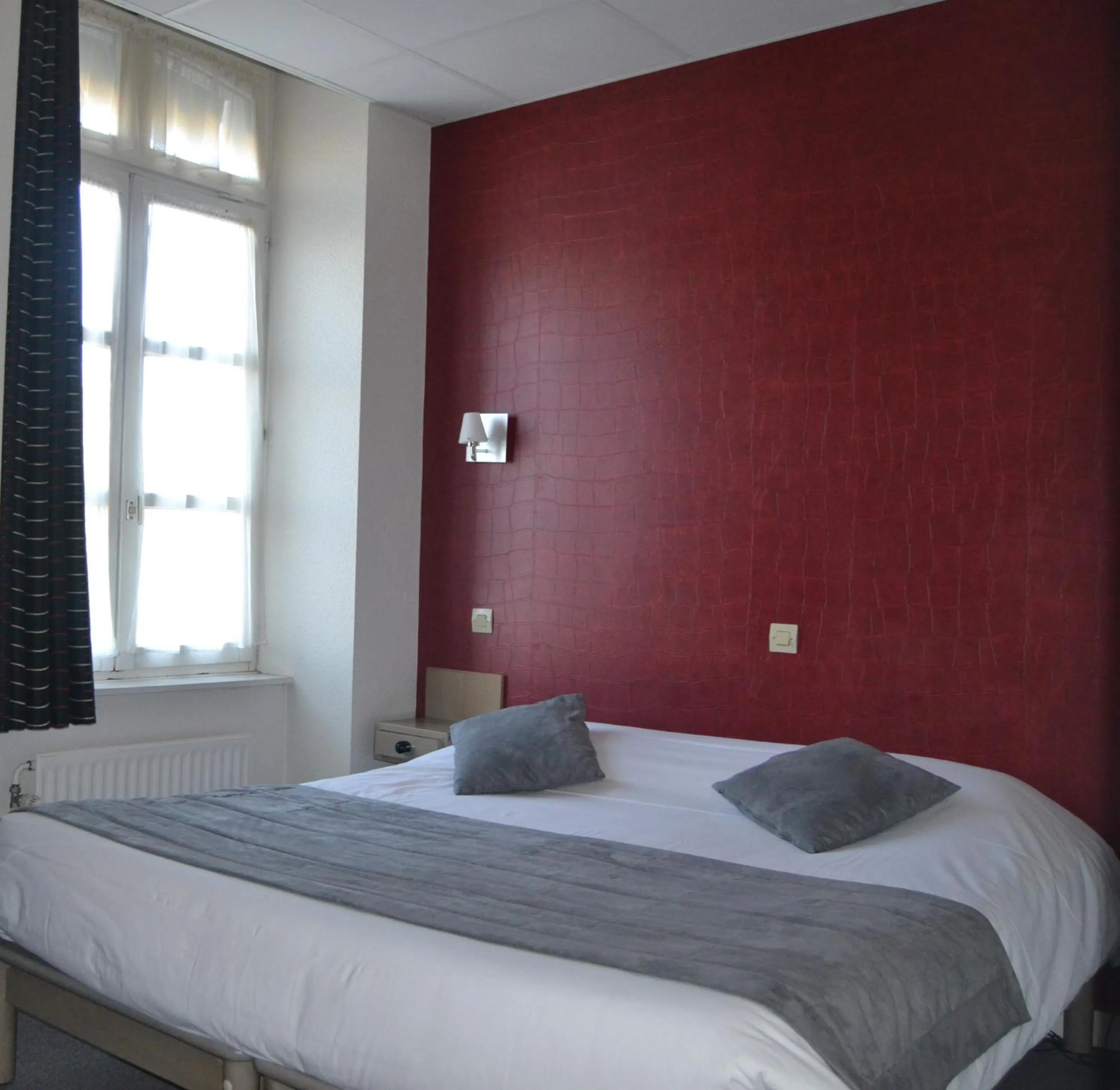 Bed in Hôtel L'Espérance Vitré