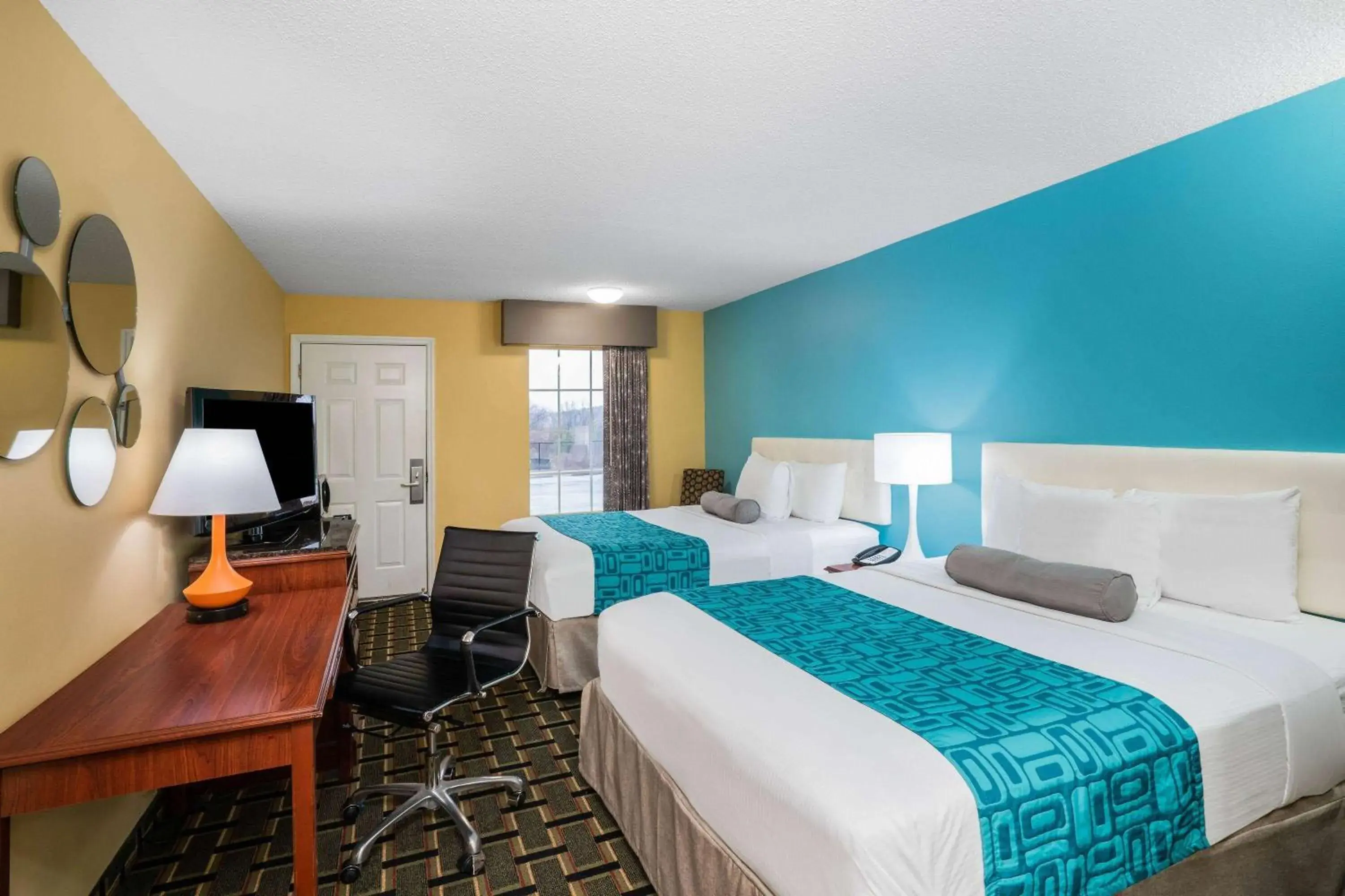 Double Room with Two Double Beds - Non-Smoking in Howard Johnson by Wyndham Dalton Double Room with Two Double Beds - Non-Smoking in Howard Johnson by Wyndham Dalton