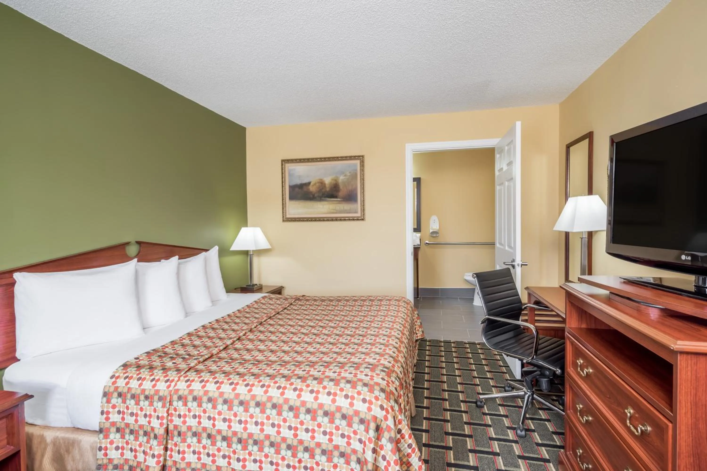 Photo of the whole room, Bed in Howard Johnson by Wyndham Dalton