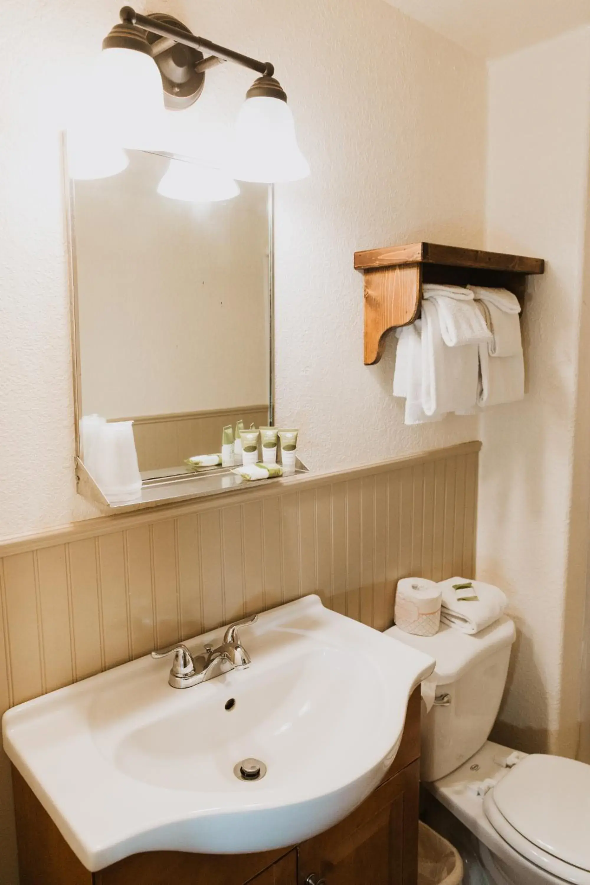 Queen Room in Bryce Pioneer Village Queen Room in Bryce Pioneer Village