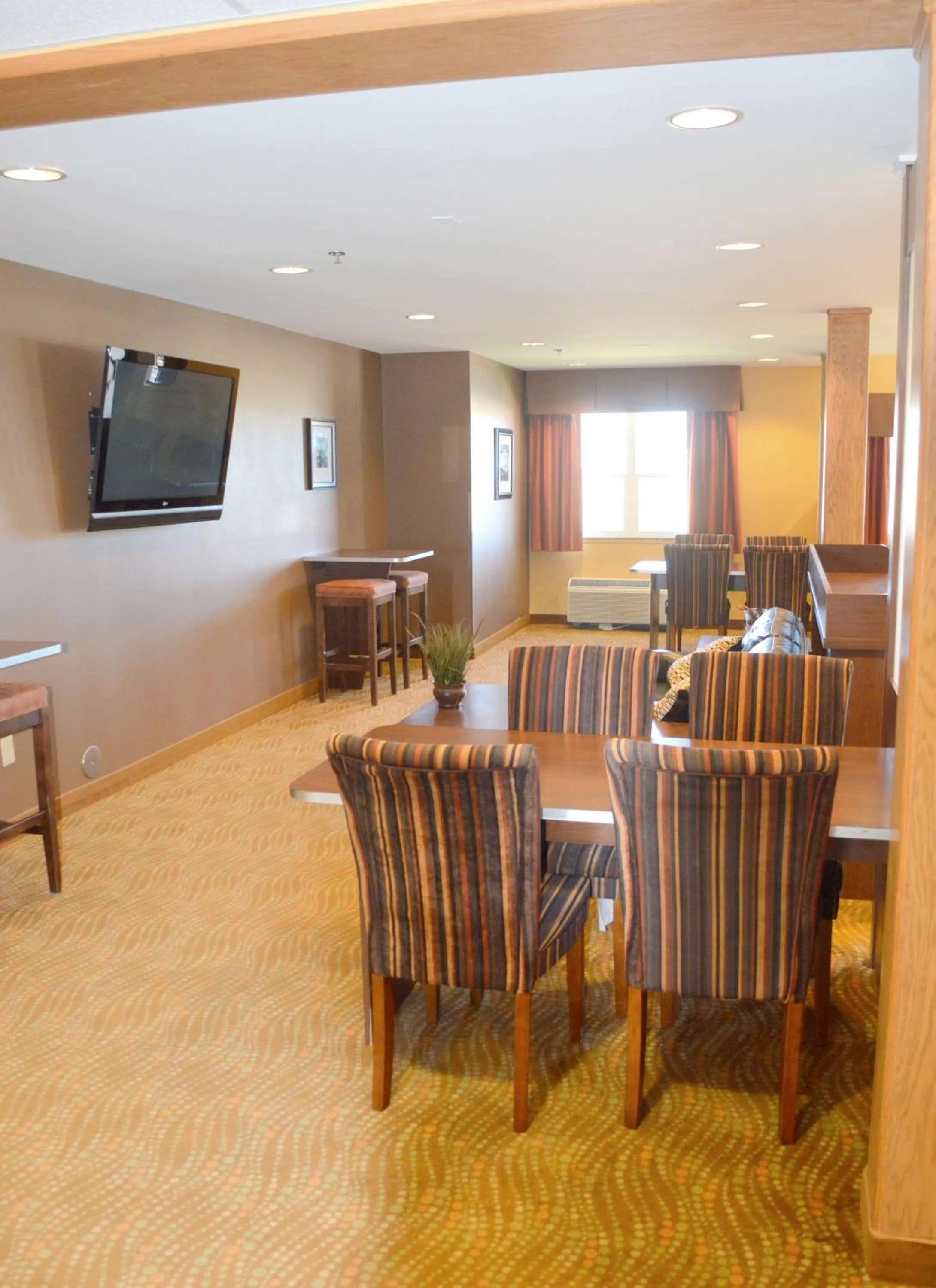 Communal lounge/ TV room in Microtel Inn and Suites by Wyndham Rawlins
