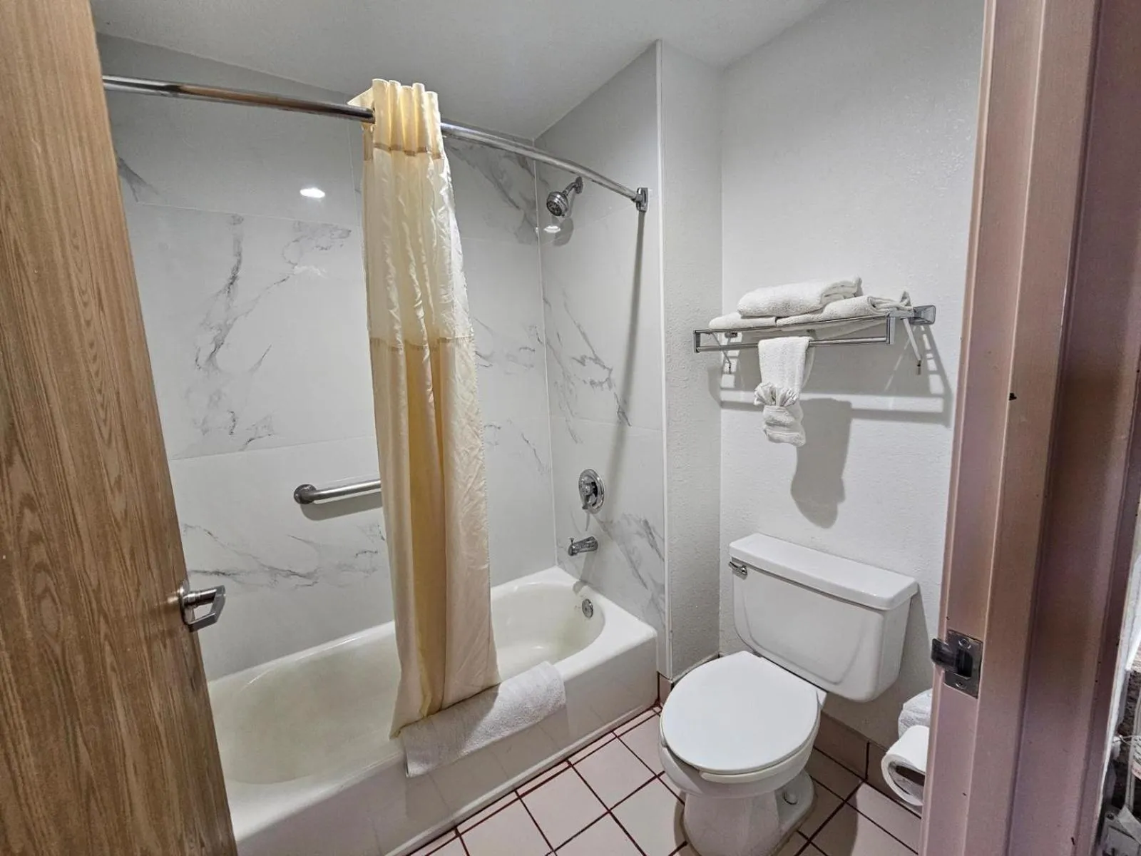 Bathroom in Days Inn by Wyndham Blythe