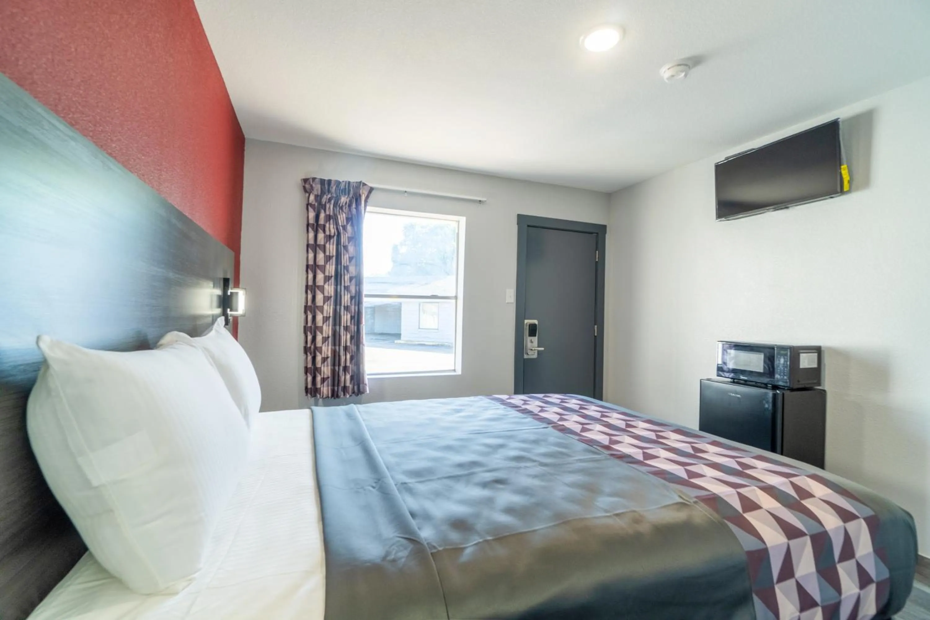 Bedroom in Royal Inn