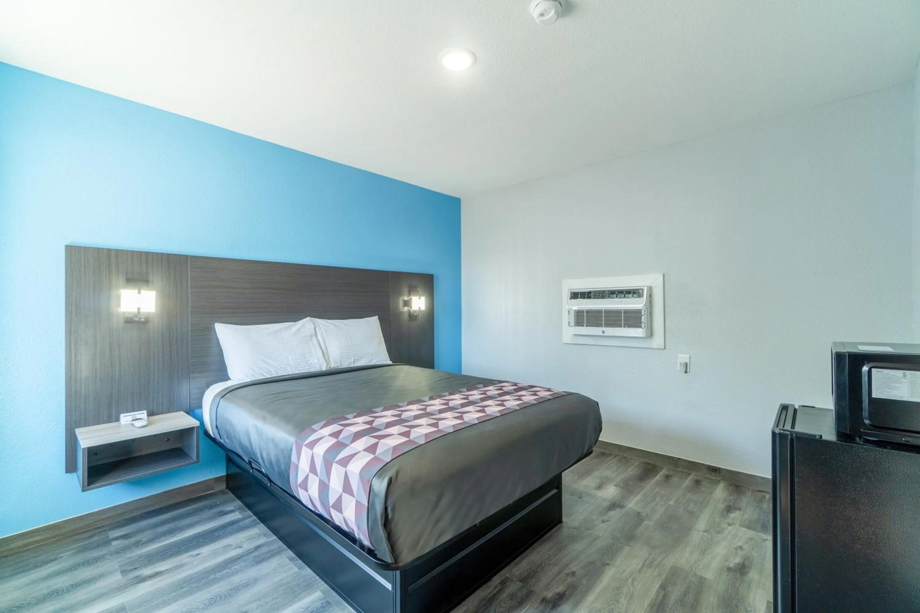 Bedroom in Royal Inn