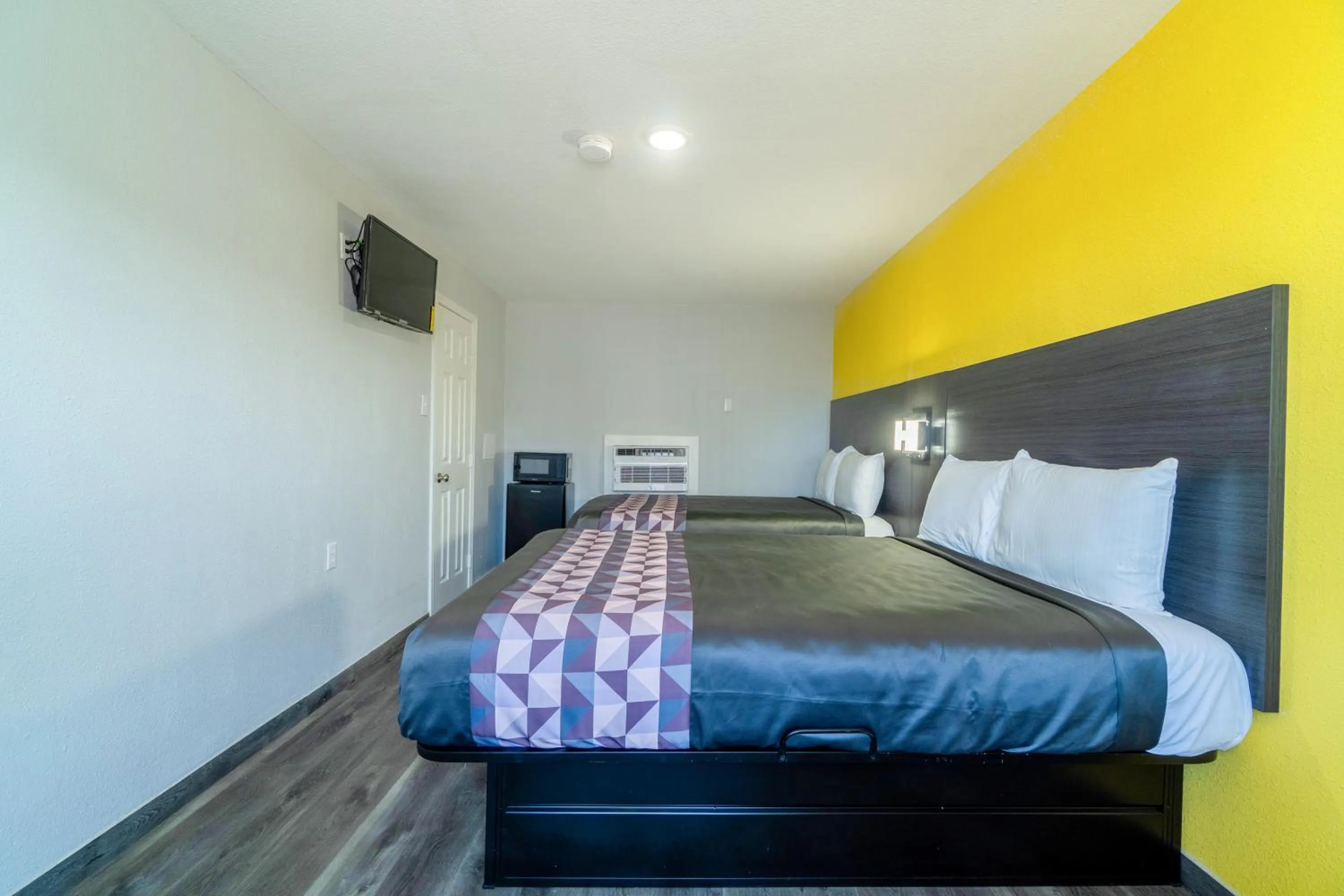 Bedroom in Royal Inn