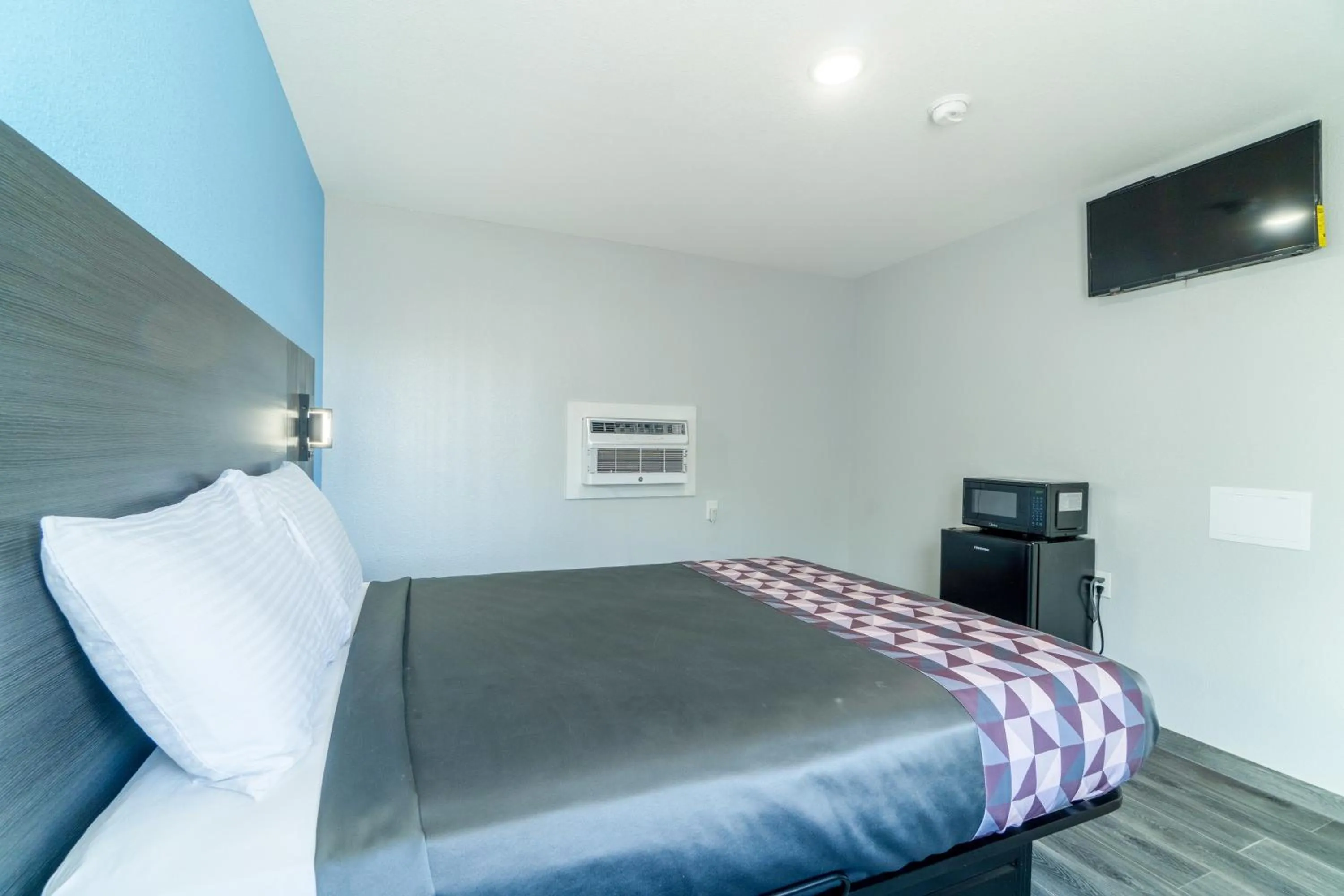 Bedroom in Royal Inn