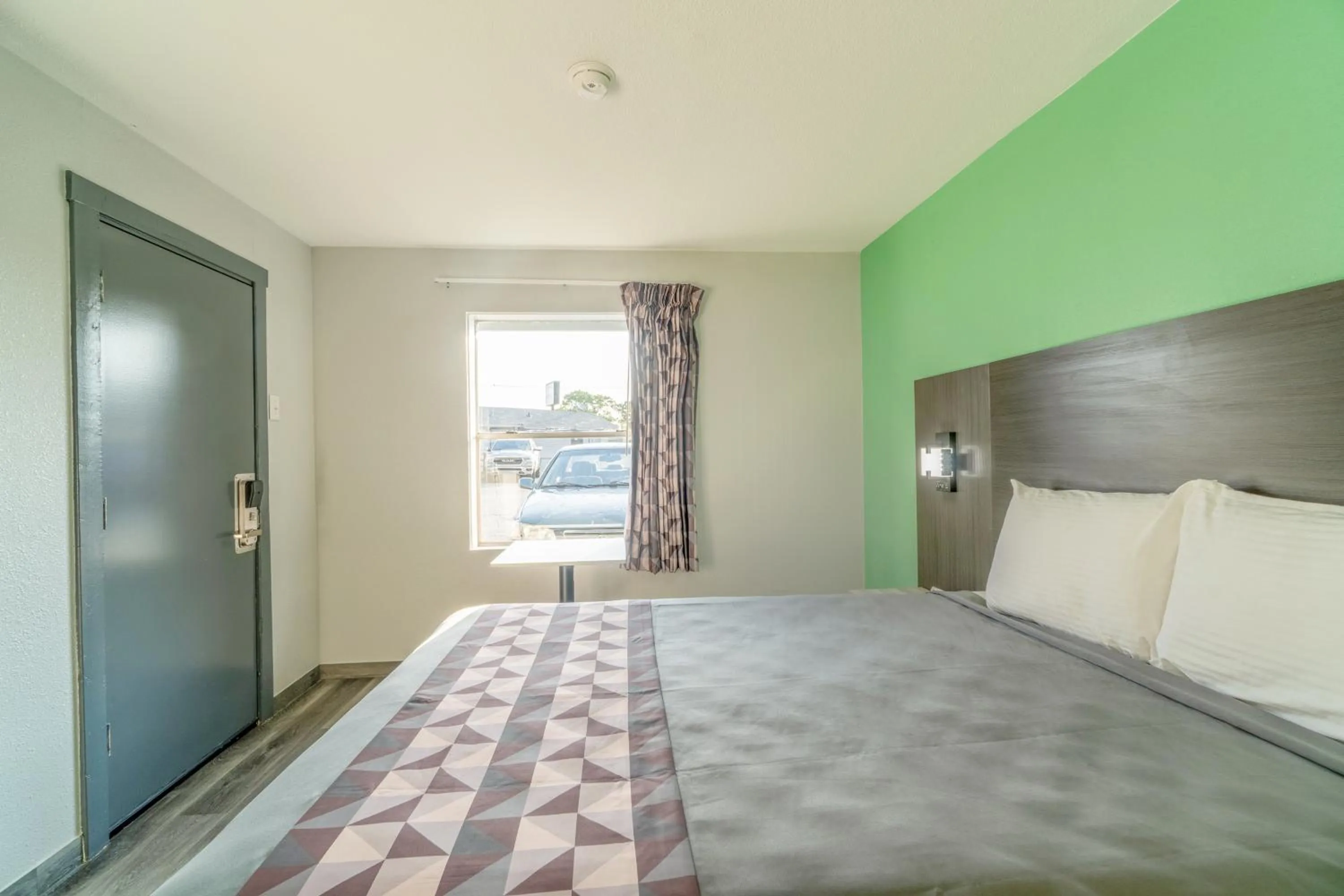 Queen Room in Royal Inn