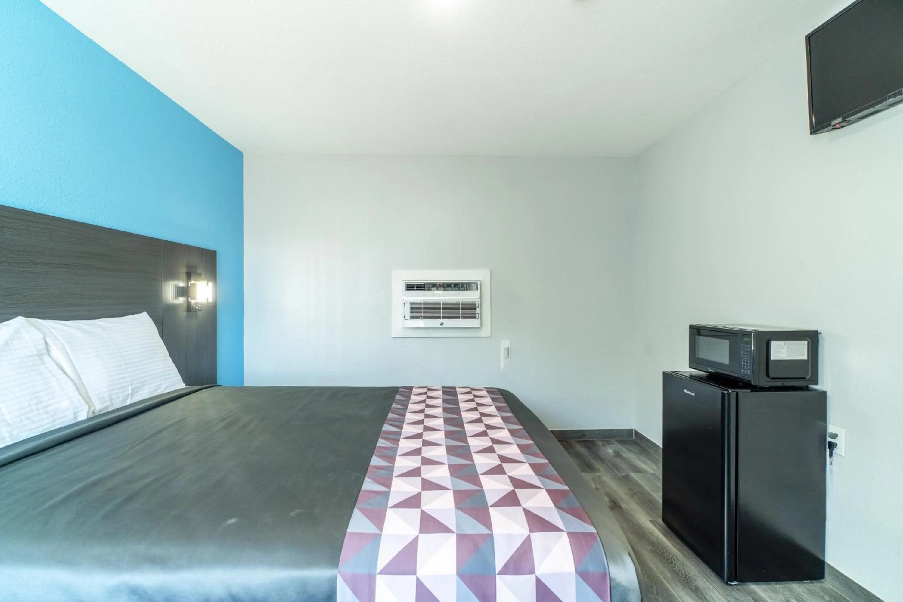 Bedroom in Royal Inn