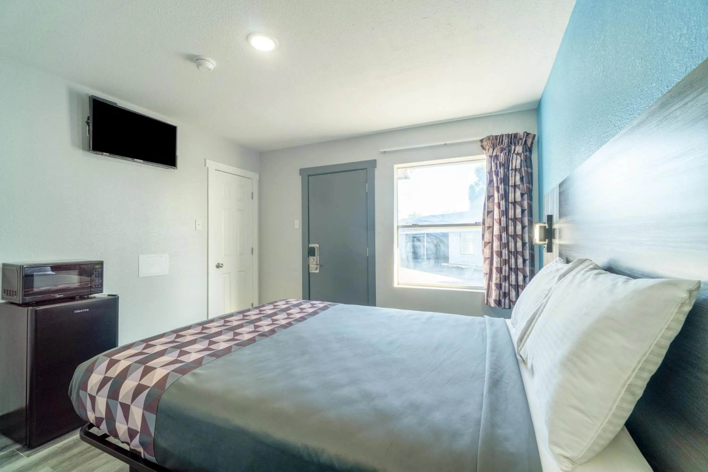 Bedroom in Royal Inn