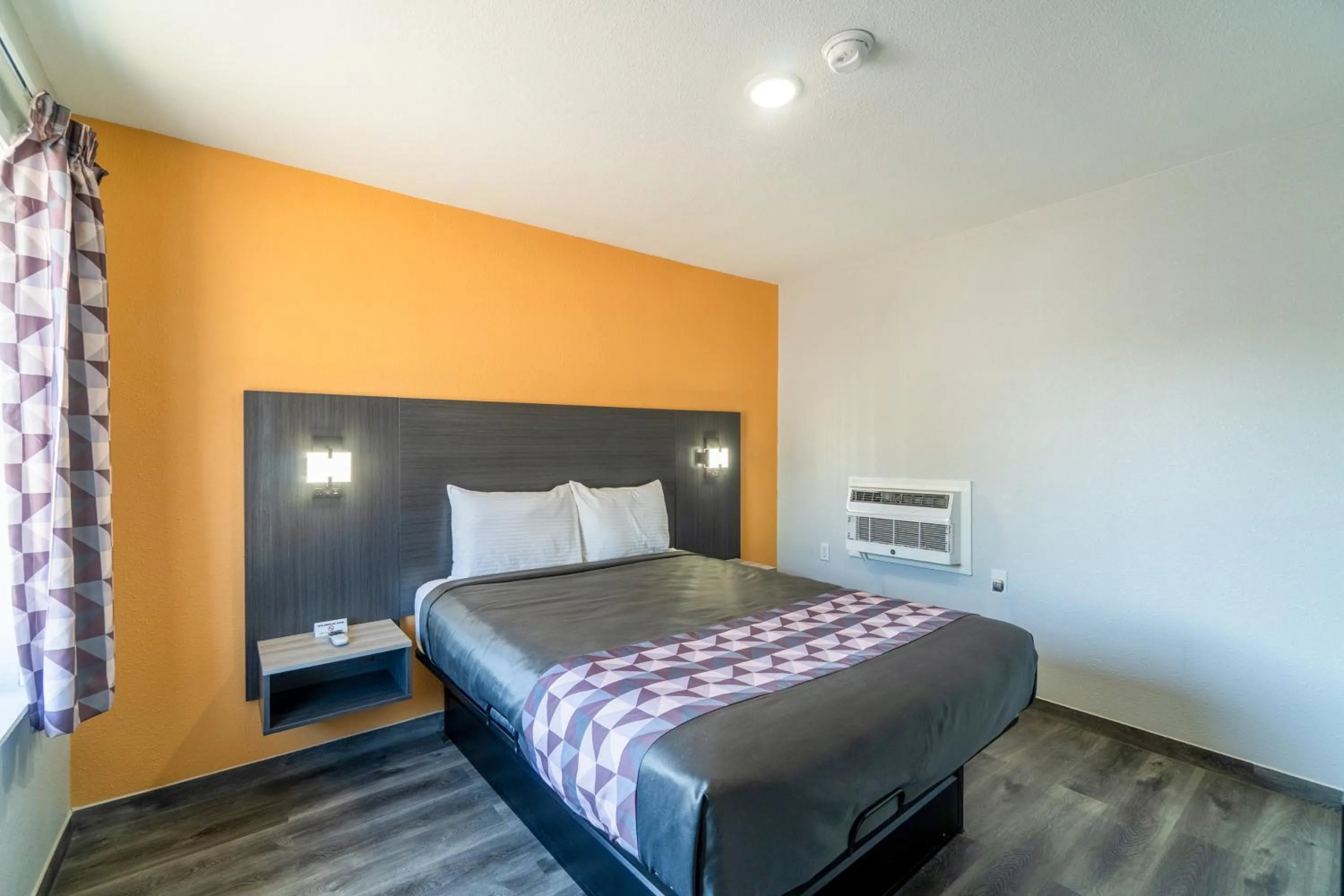 Bedroom in Royal Inn