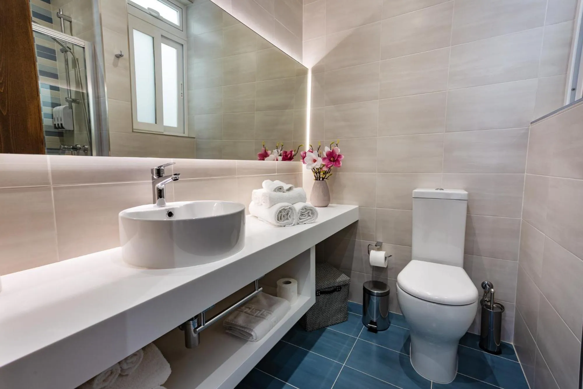 Shower in The Shipwright's Lodge