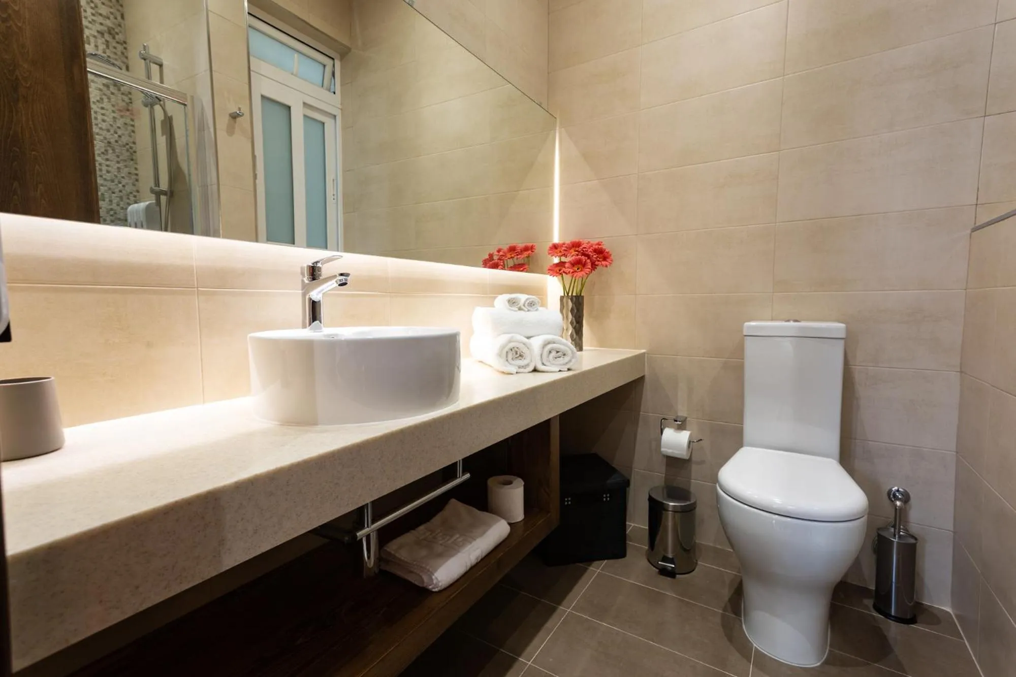 Shower in The Shipwright's Lodge