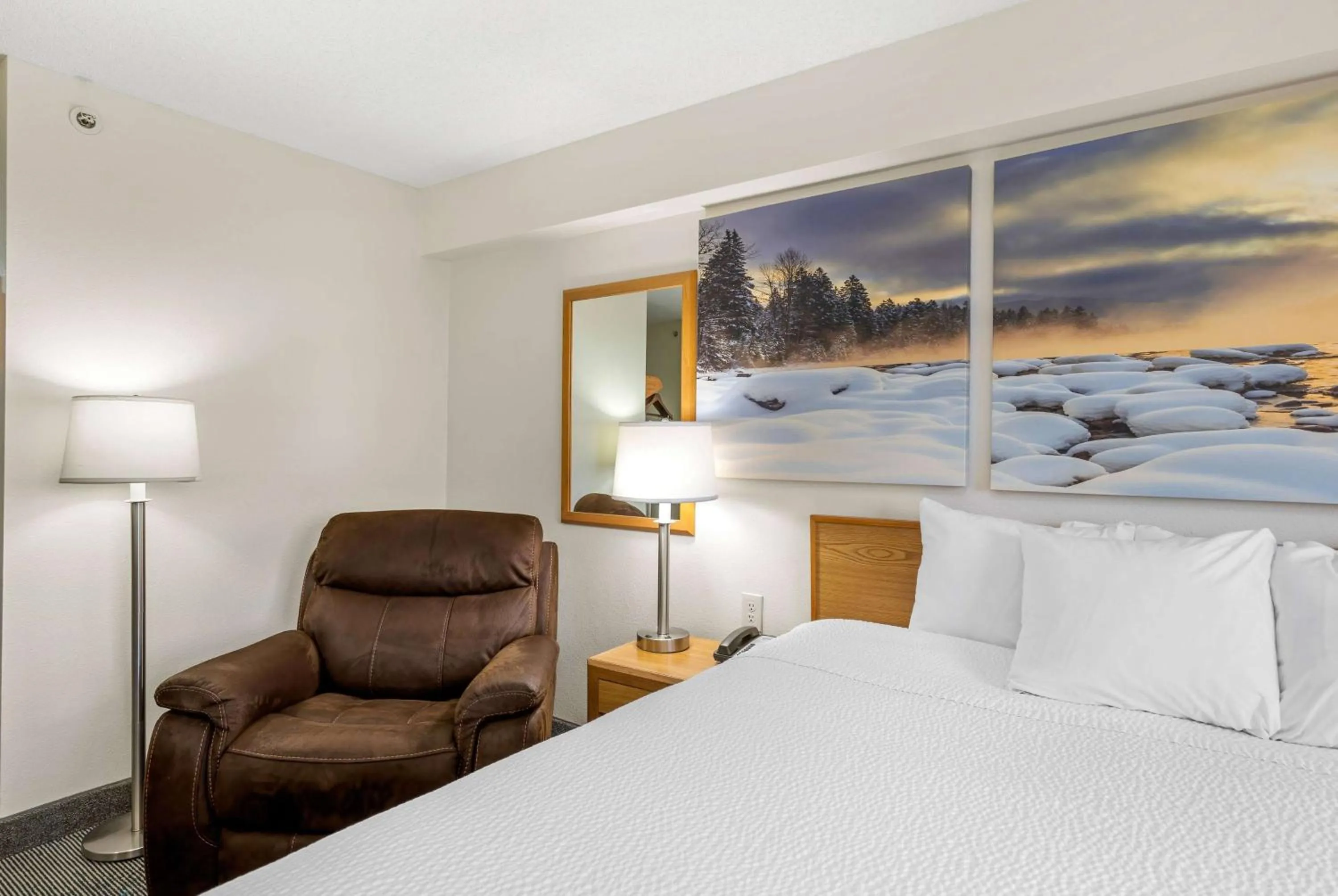 Photo of the whole room, Bed in Days Inn by Wyndham Great Falls