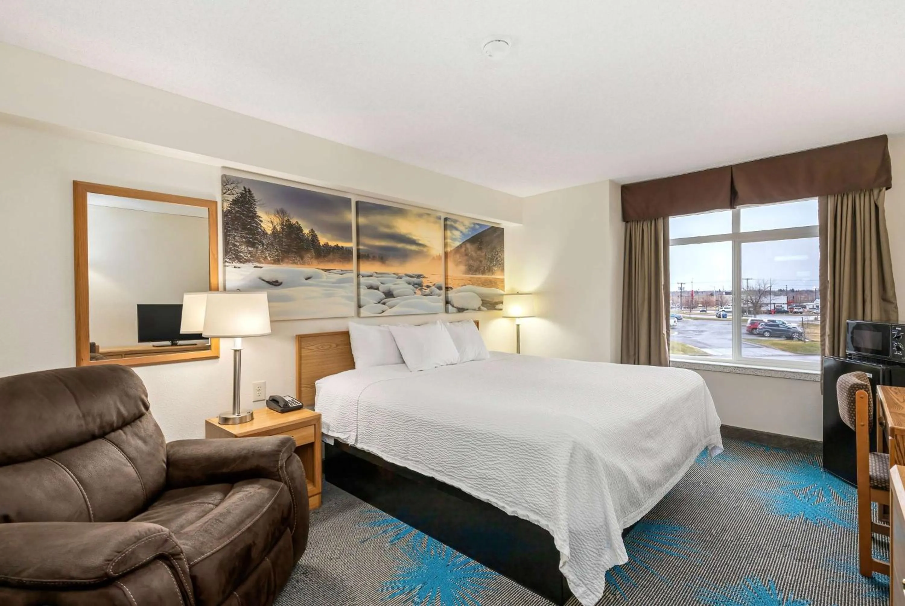 Photo of the whole room, Bed in Days Inn by Wyndham Great Falls