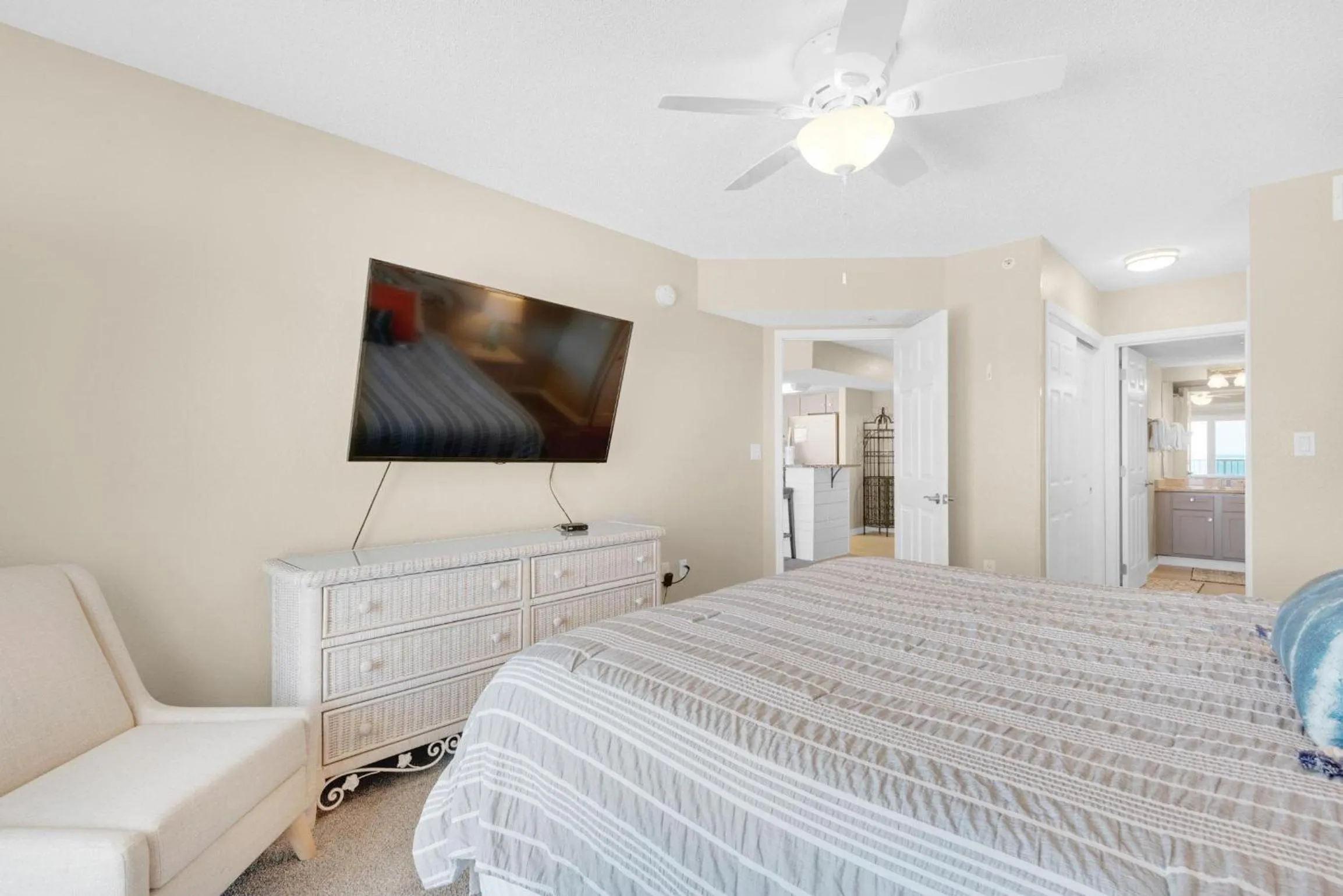 Bed in Islander Beach Resort 6012