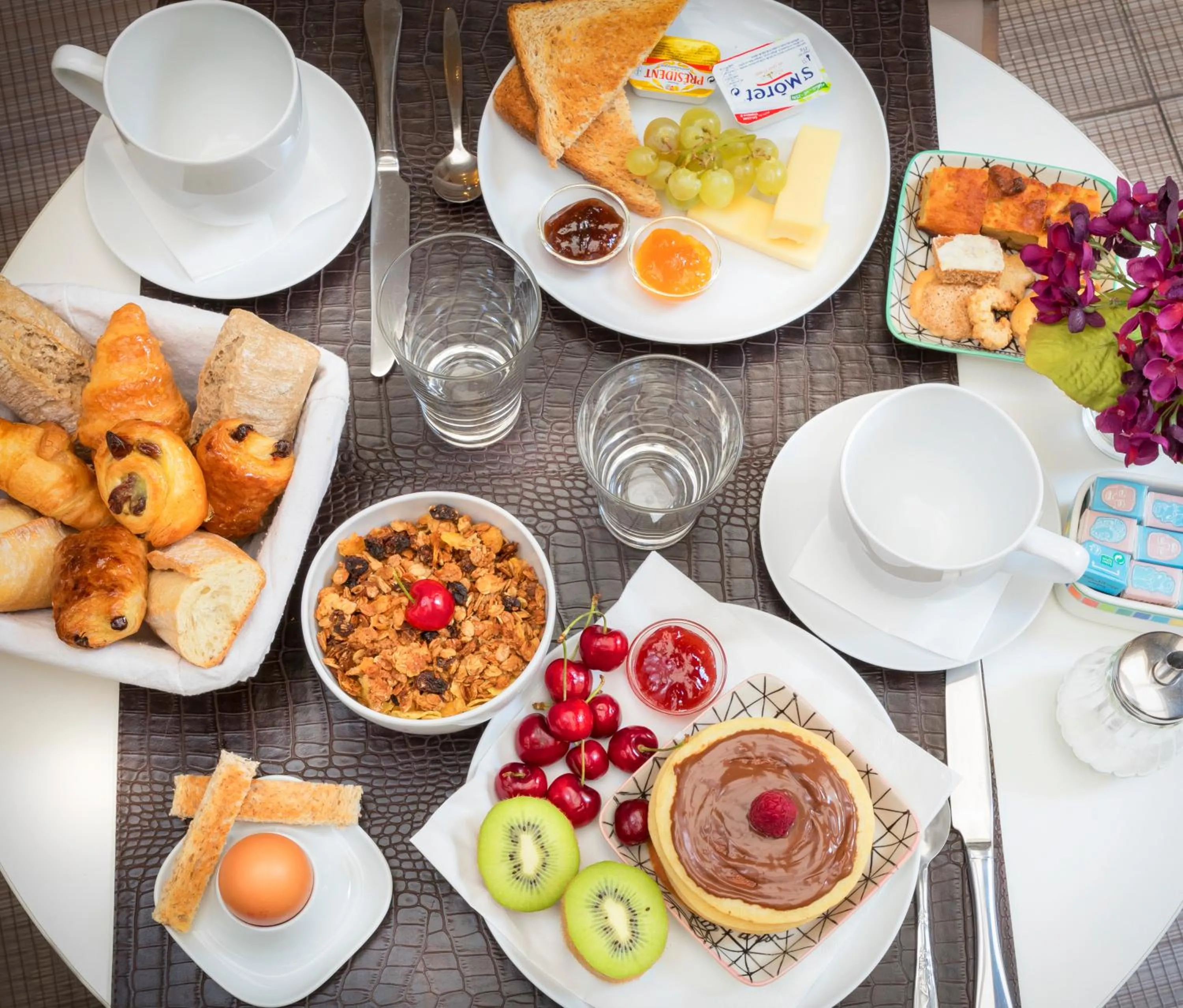 Breakfast in Longchamp Elysées