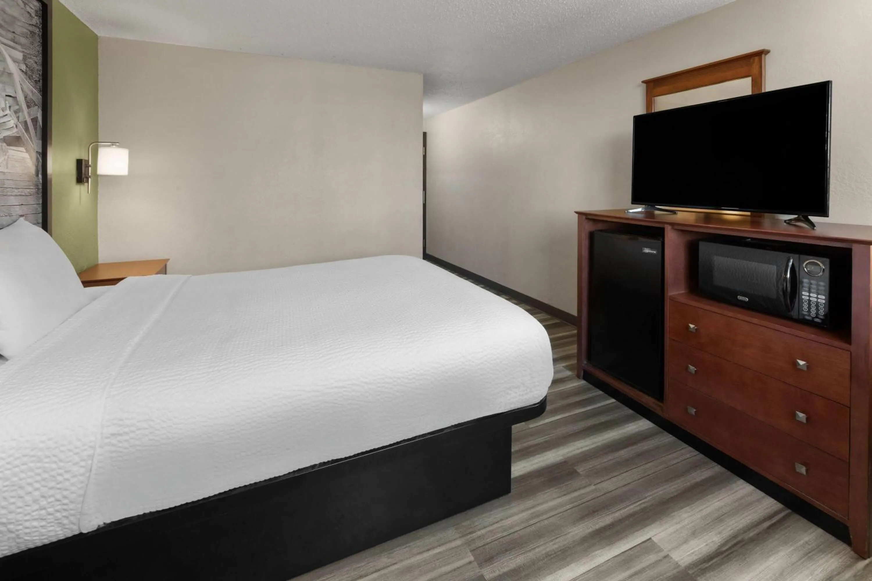 Photo of the whole room, Bed in Super 8 by Wyndham Winona MN