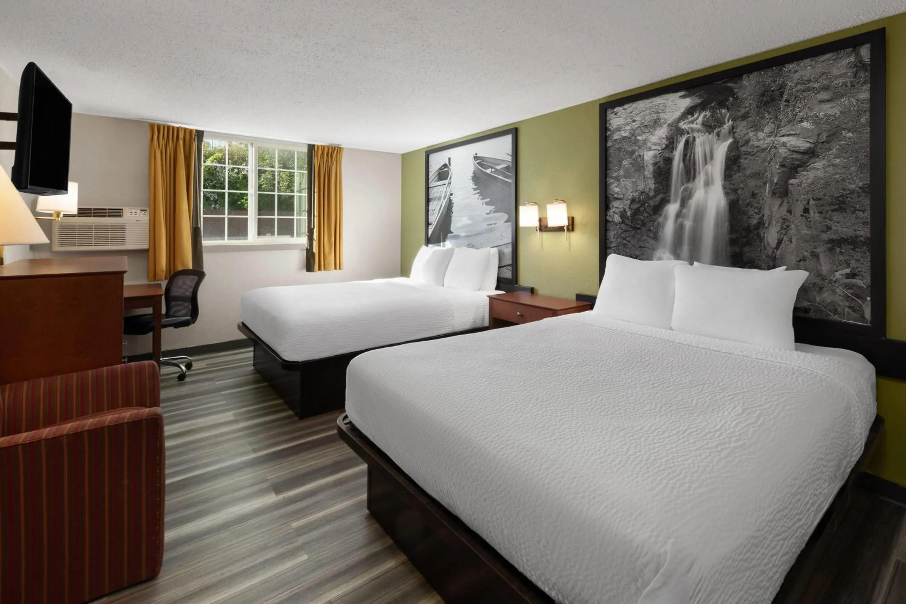 Photo of the whole room, Bed in Super 8 by Wyndham Winona MN