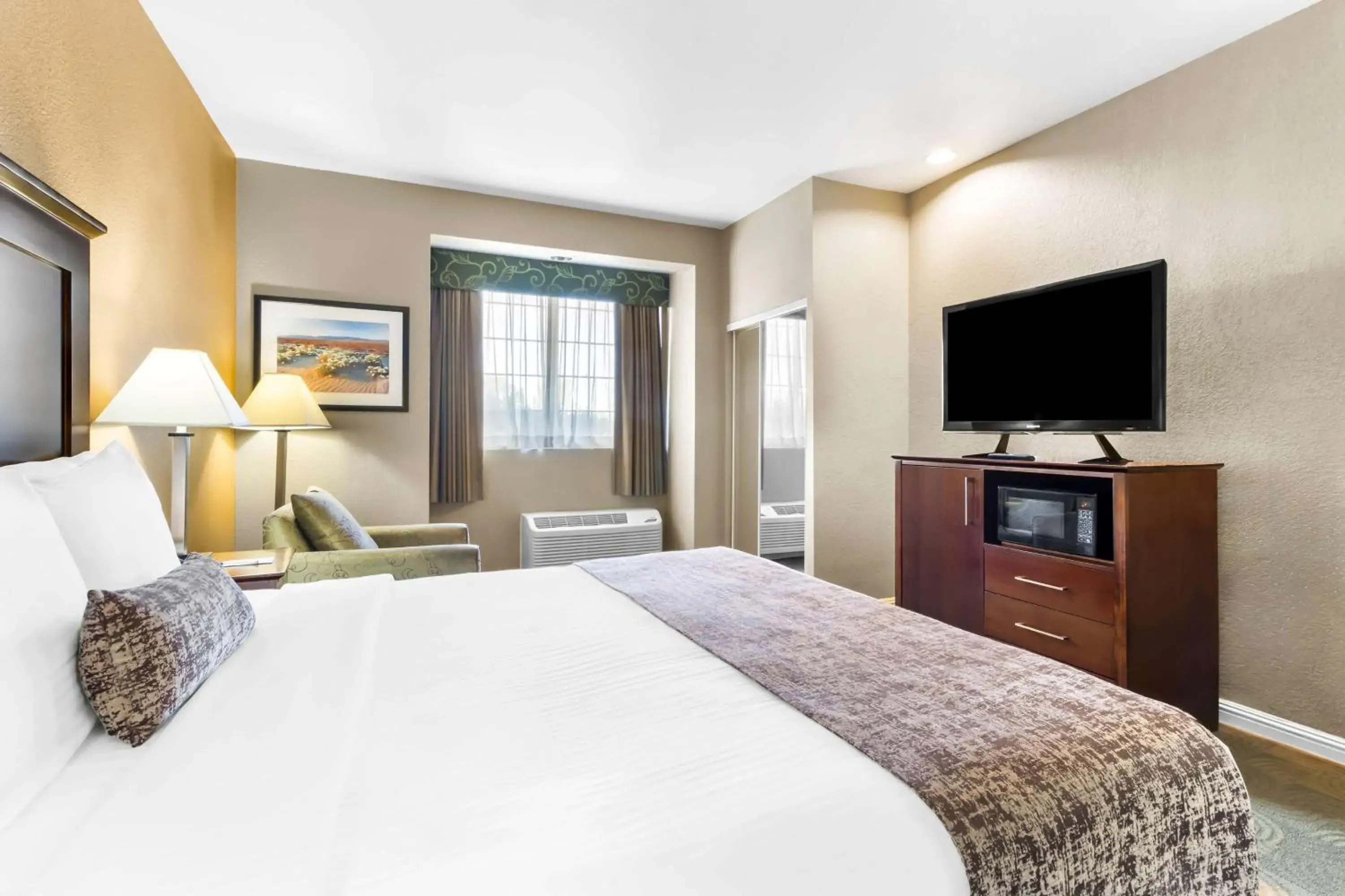 King Room with Bath Tub - Mobility Accessible/Non-Smoking in Best Western California City Inn & Suites King Room with Bath Tub - Mobility Accessible/Non-Smoking in Best Western California City Inn & Suites