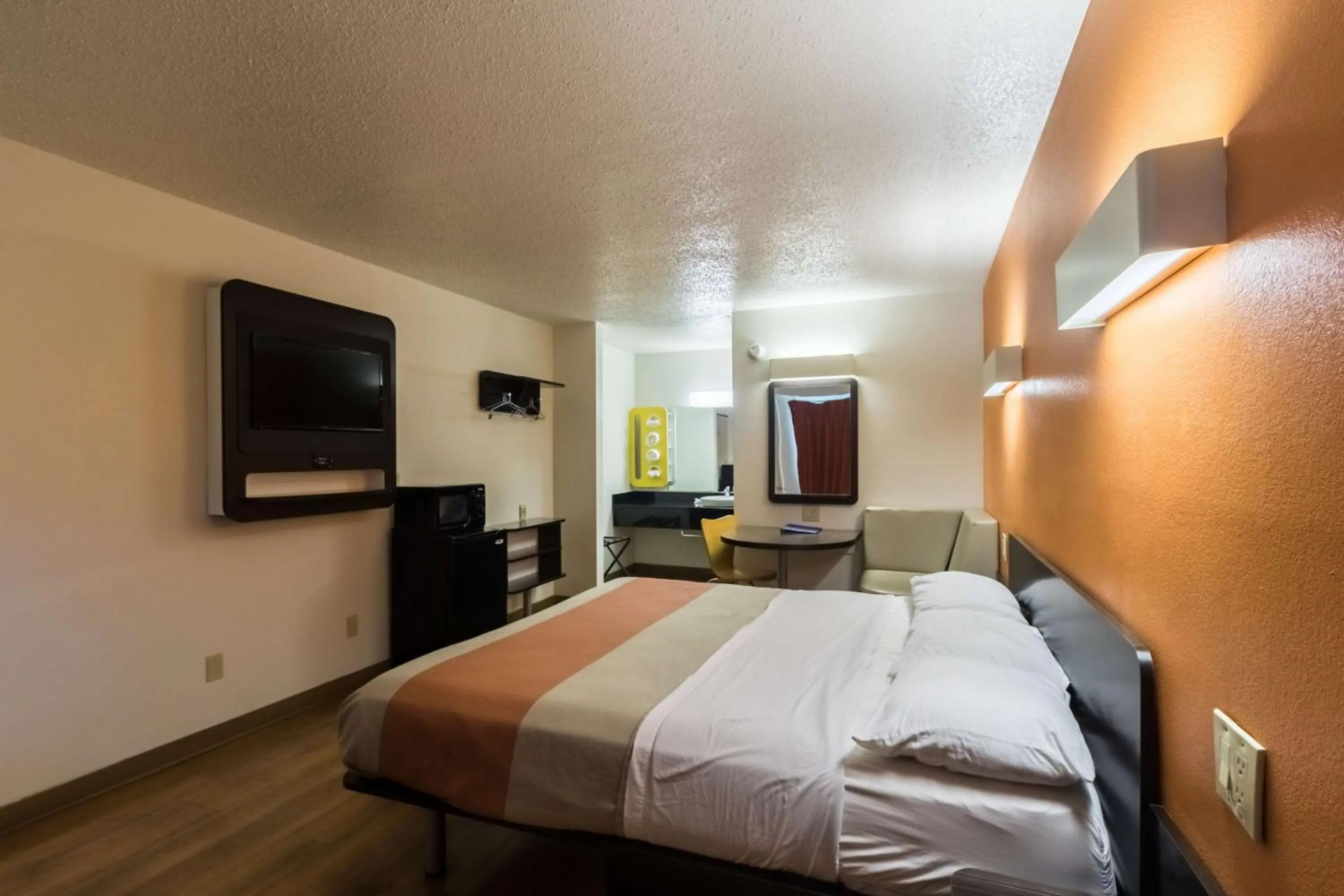 TV and multimedia, Bed in Motel 6-Crawfordsville, IN