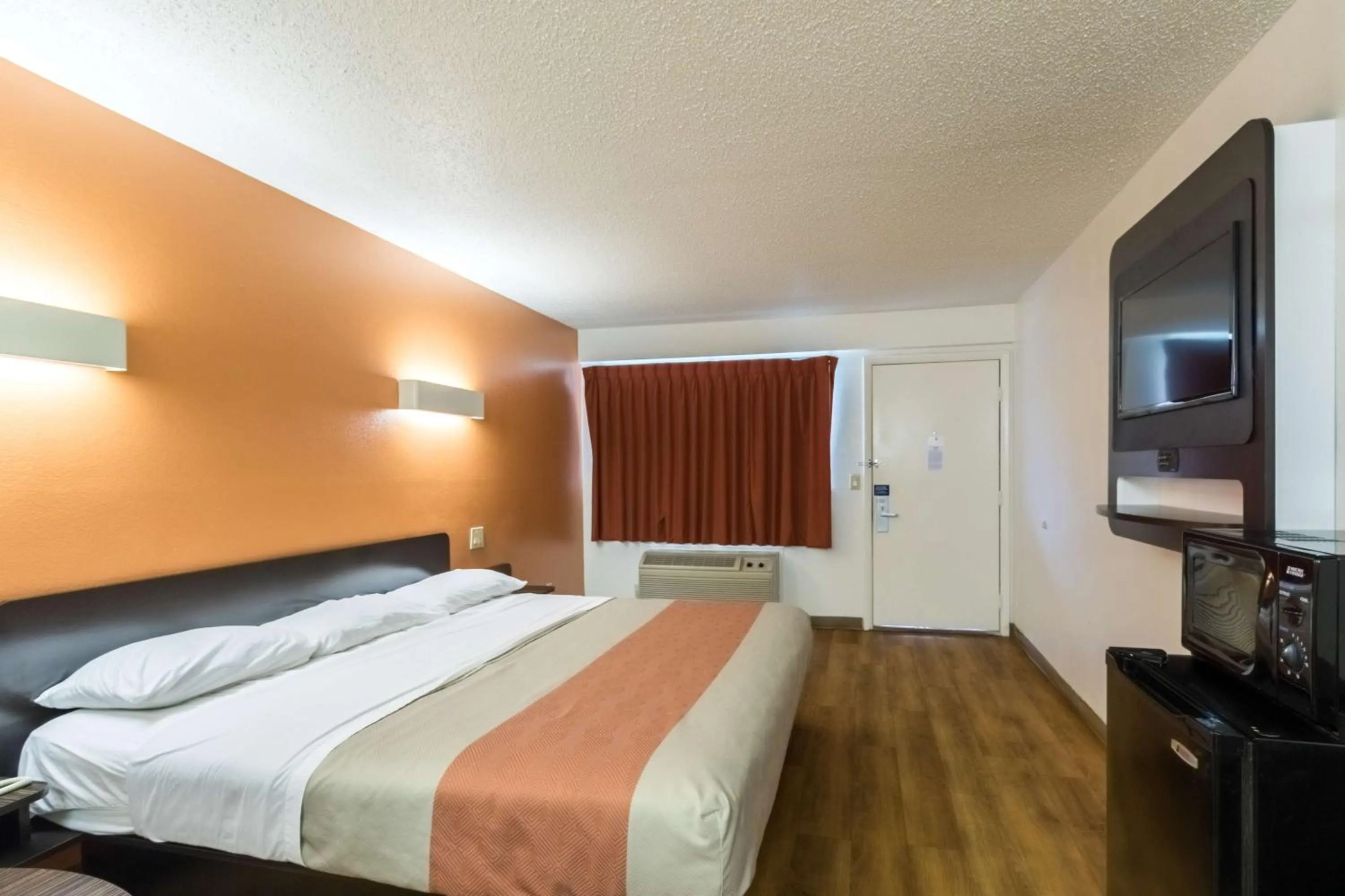 TV and multimedia, Bed in Motel 6-Crawfordsville, IN