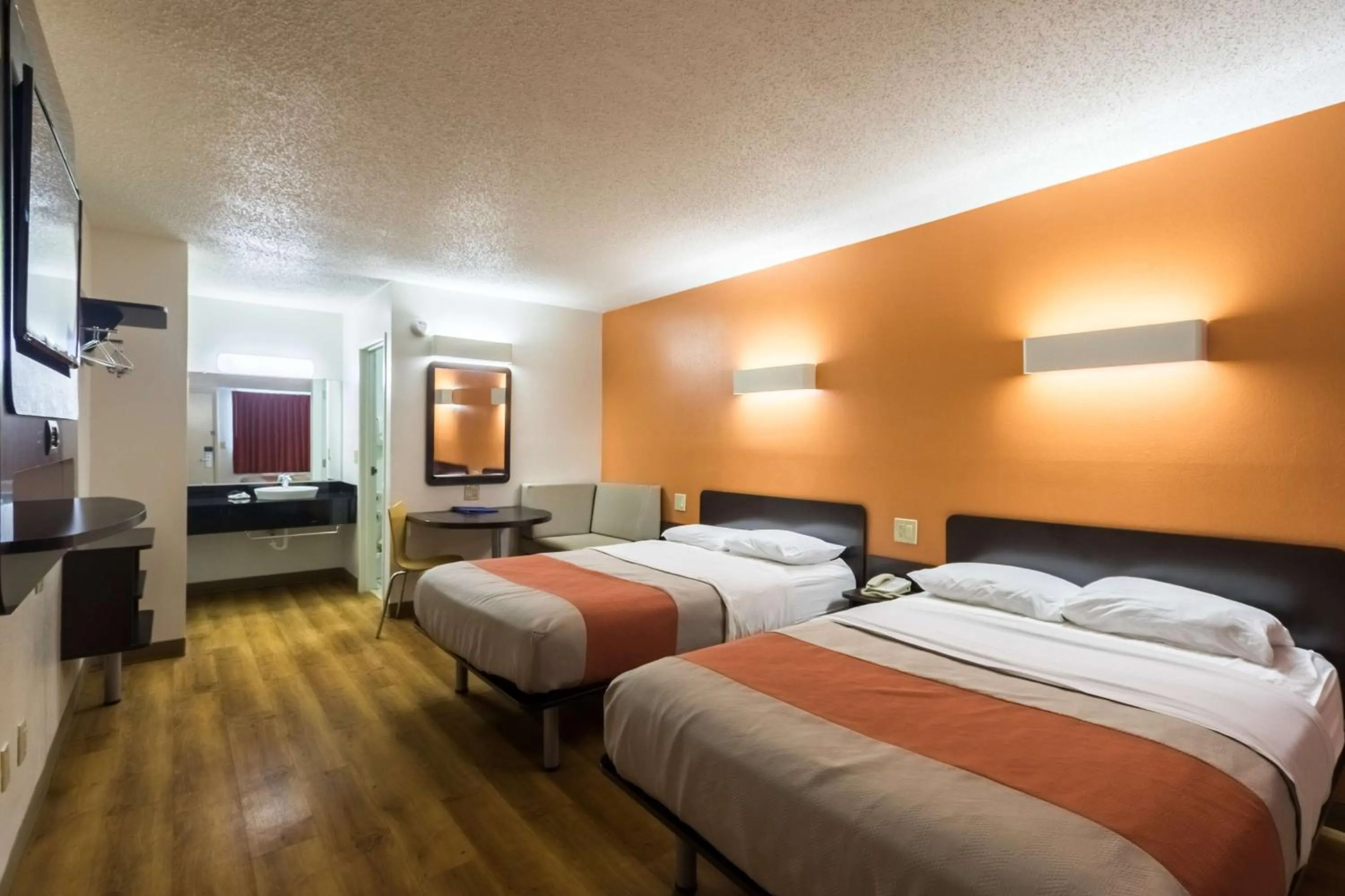 TV and multimedia, Bed in Motel 6-Crawfordsville, IN