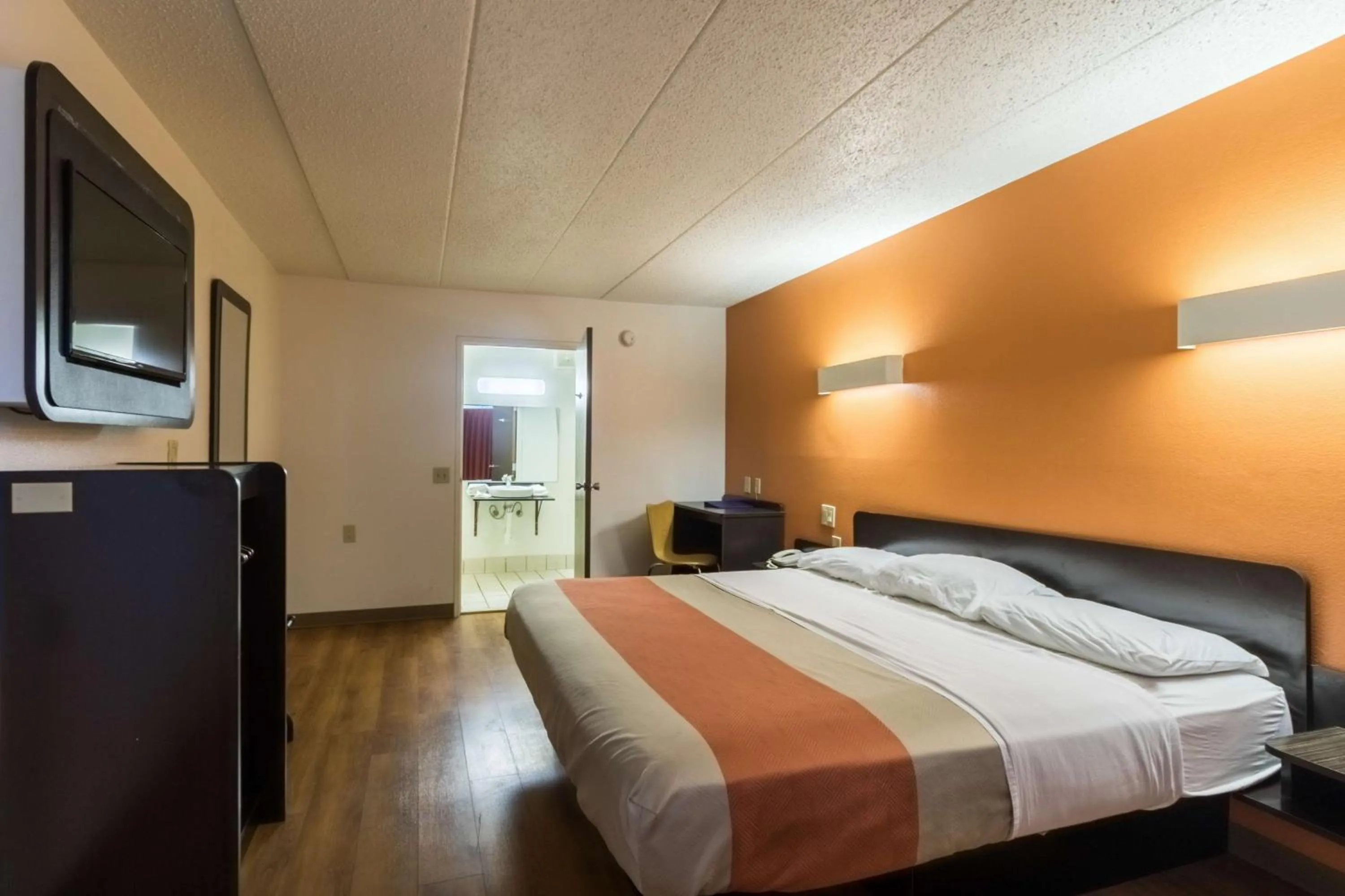 TV and multimedia, Bed in Motel 6-Crawfordsville, IN