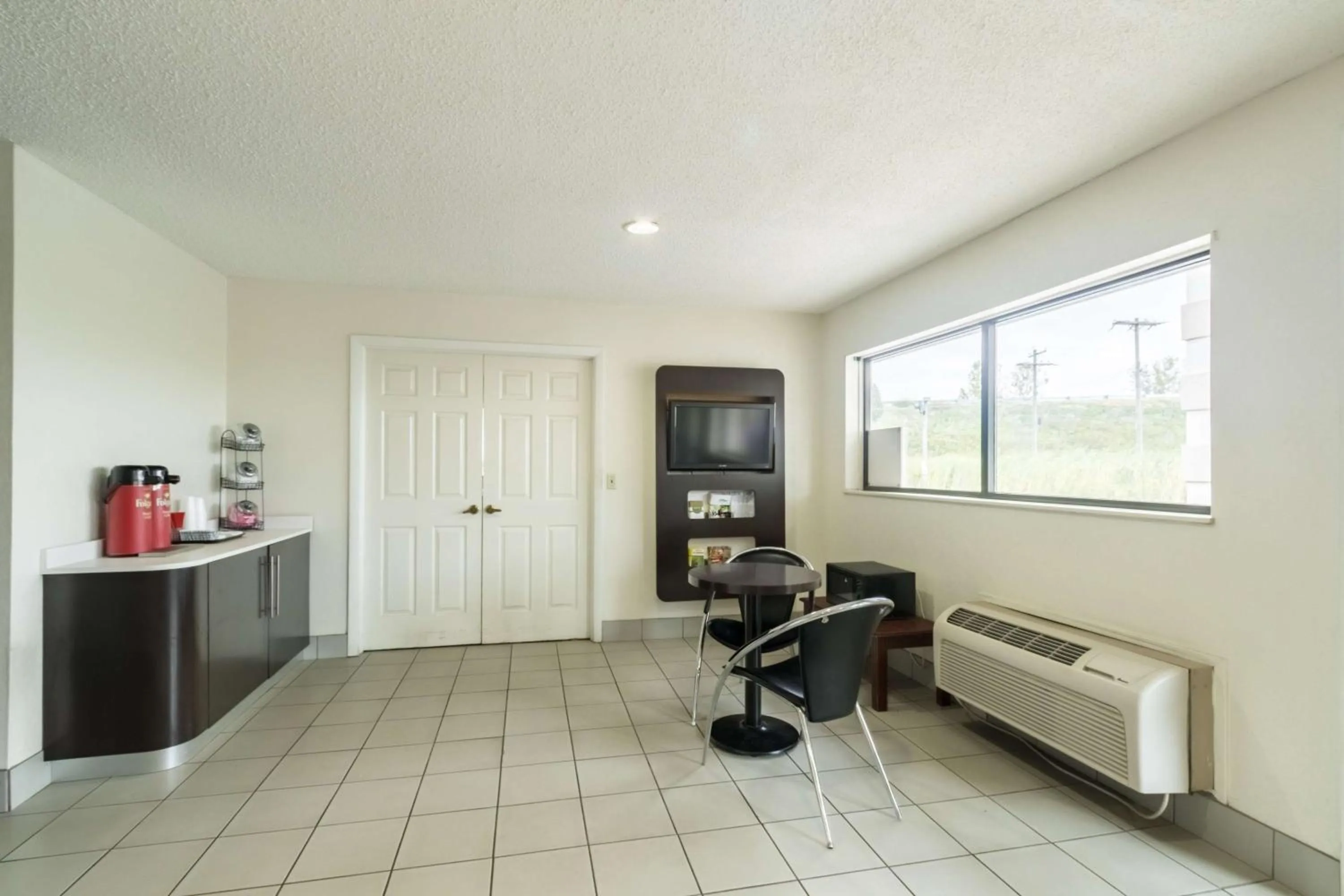 Communal lounge/ TV room in Motel 6-Crawfordsville, IN