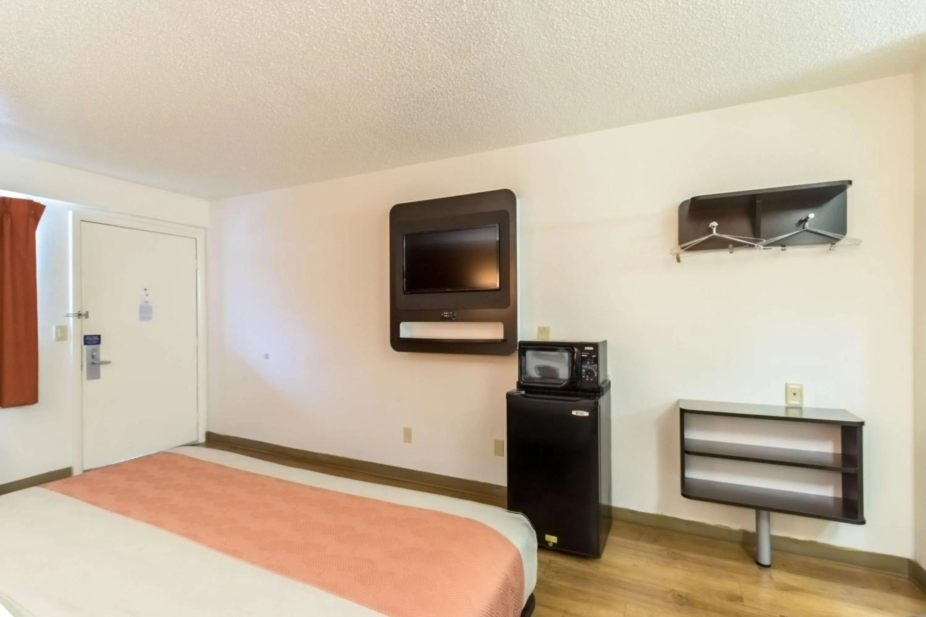TV and multimedia, Bed in Motel 6-Crawfordsville, IN