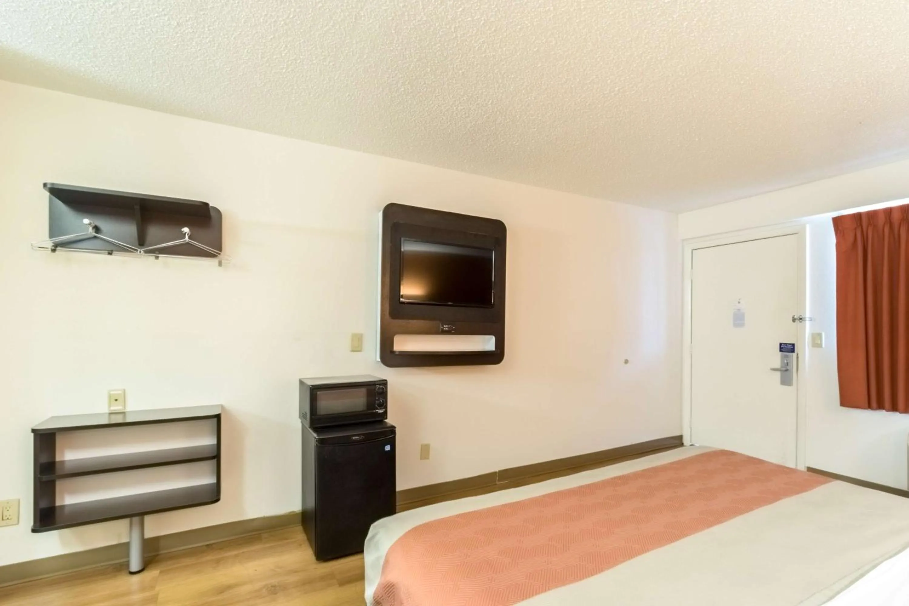 TV and multimedia, Bed in Motel 6-Crawfordsville, IN