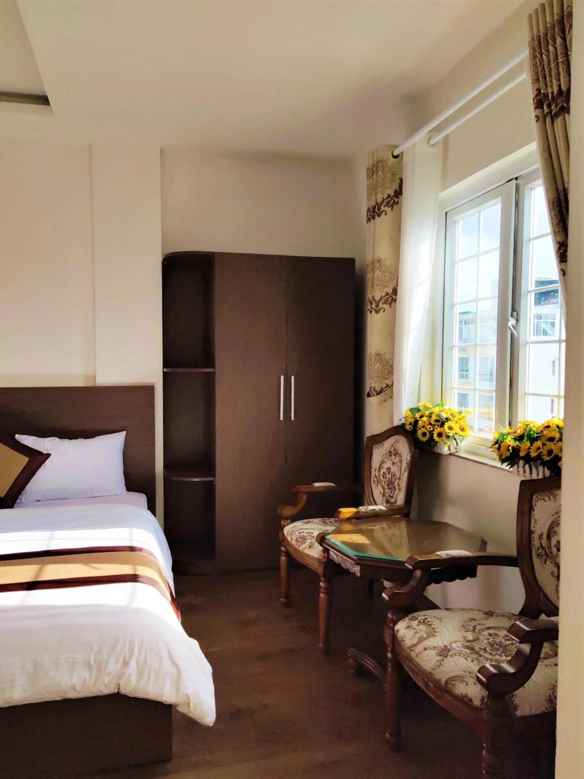 Photo of the whole room, Bed in New Hampton Suits-Tam Xuan Centre Hotel