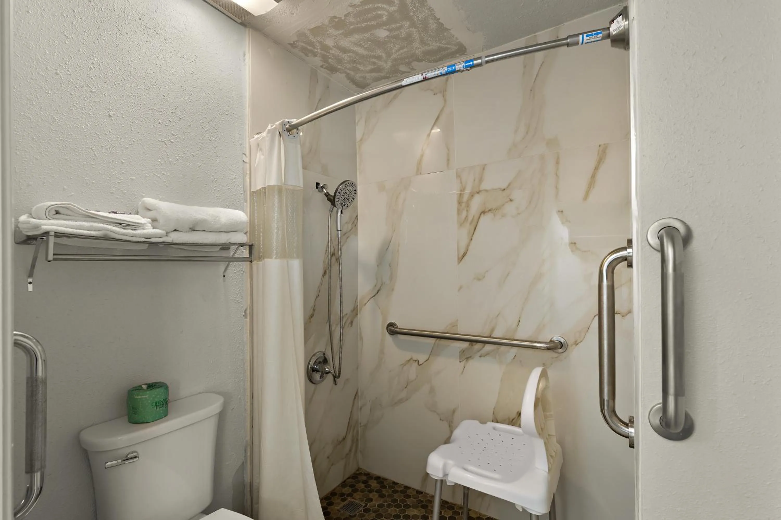 Shower in Knights Inn - Belton/Temple
