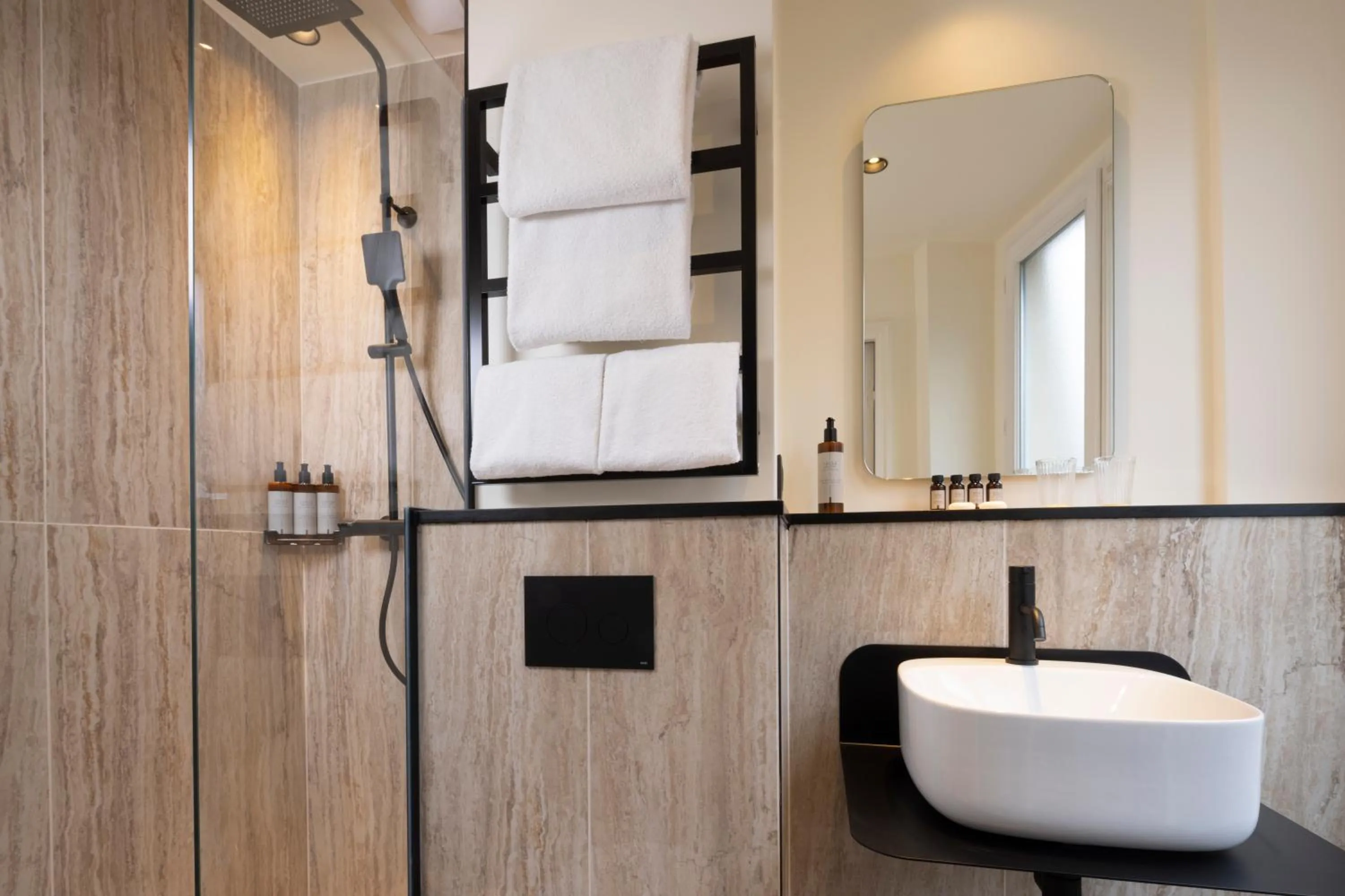 Bathroom in Hôtel Toujours & Spa