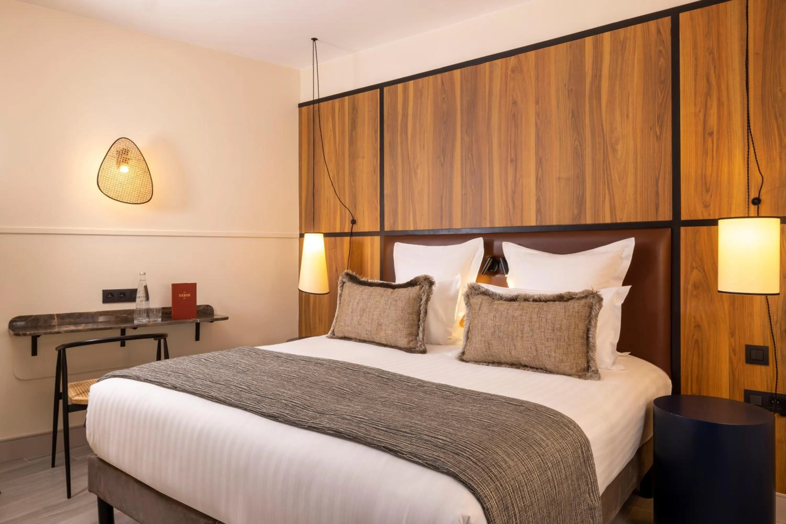 Bedroom, Bed in Hôtel Toujours & Spa