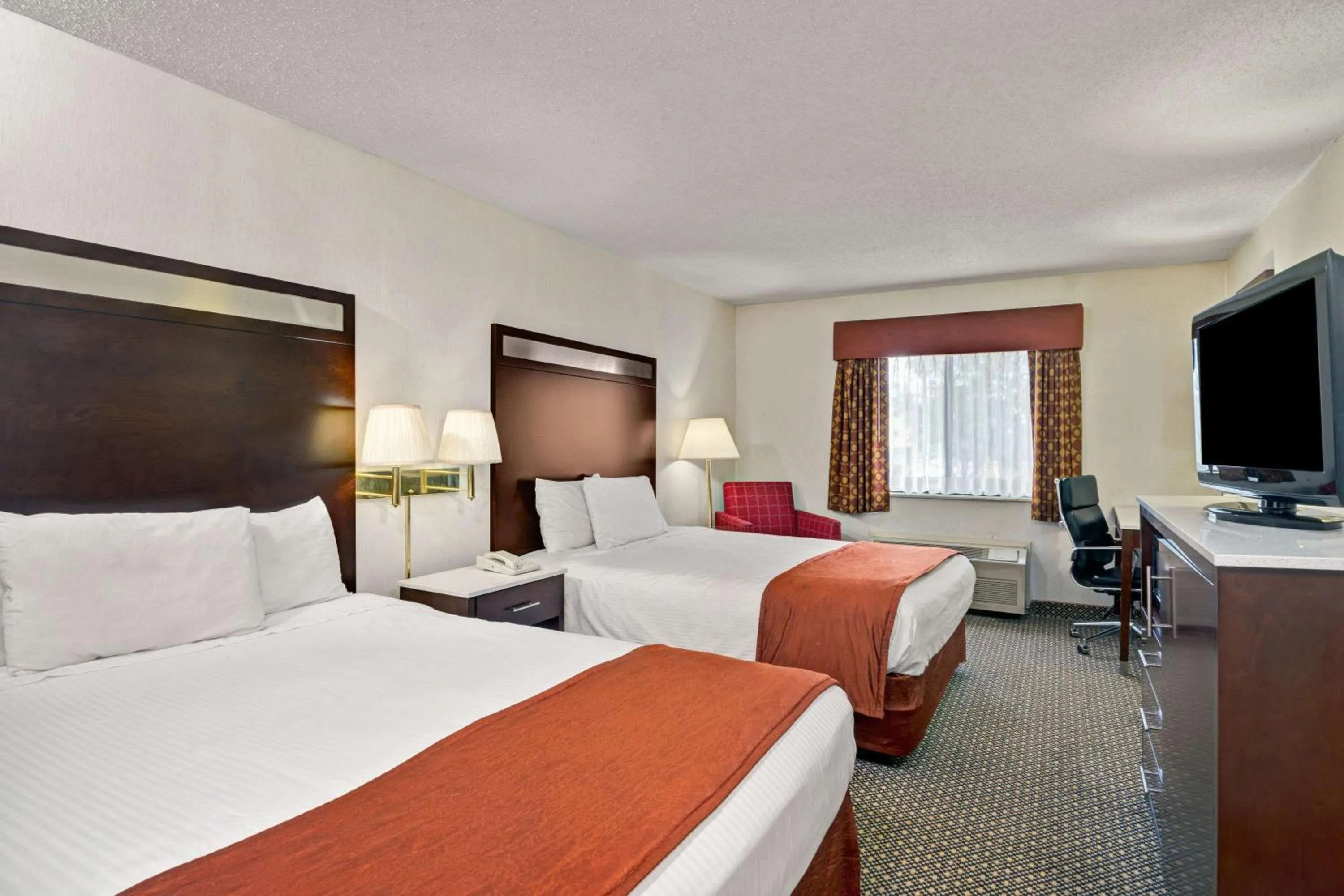 Photo of the whole room, Bed in Baymont by Wyndham Washington Court House