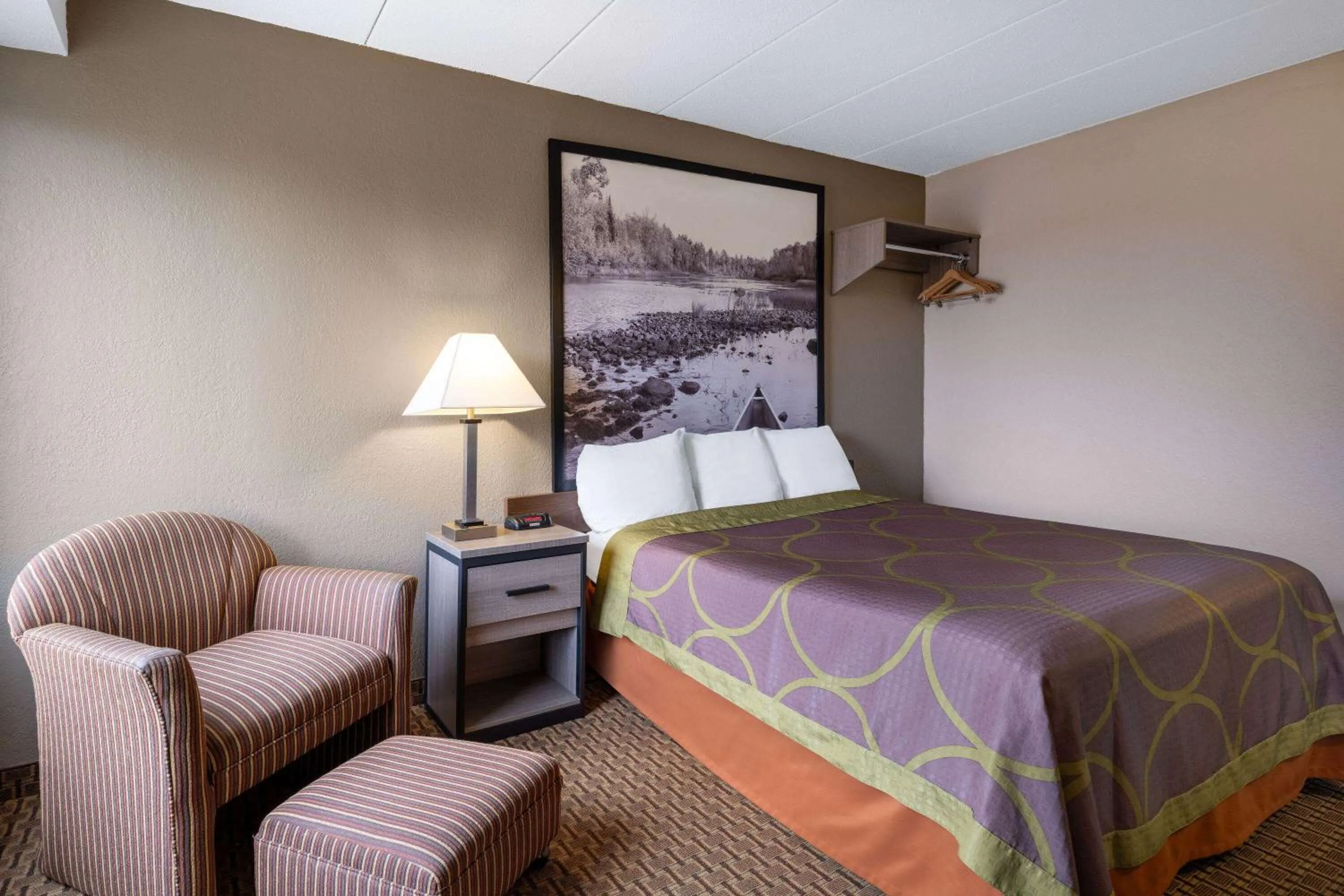 Photo of the whole room, Bed in Super 8 by Wyndham Owatonna