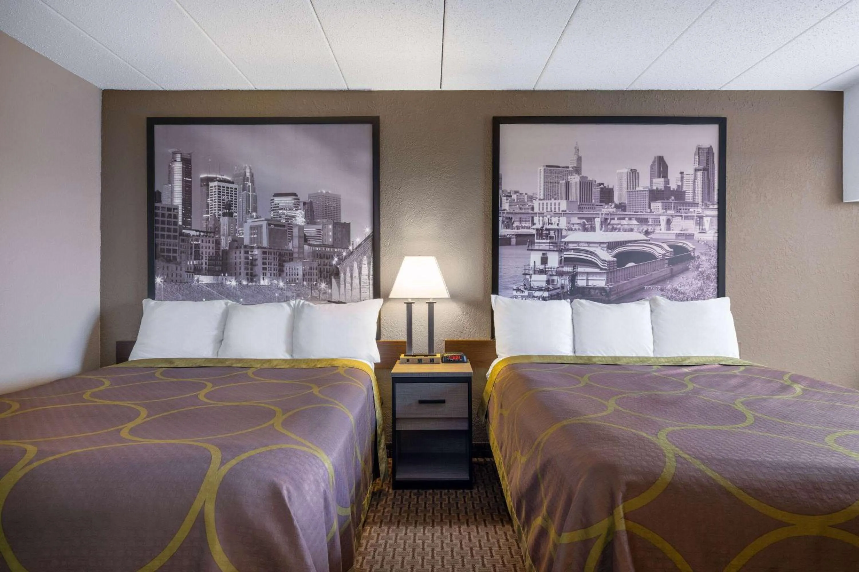 Photo of the whole room, Bed in Super 8 by Wyndham Owatonna